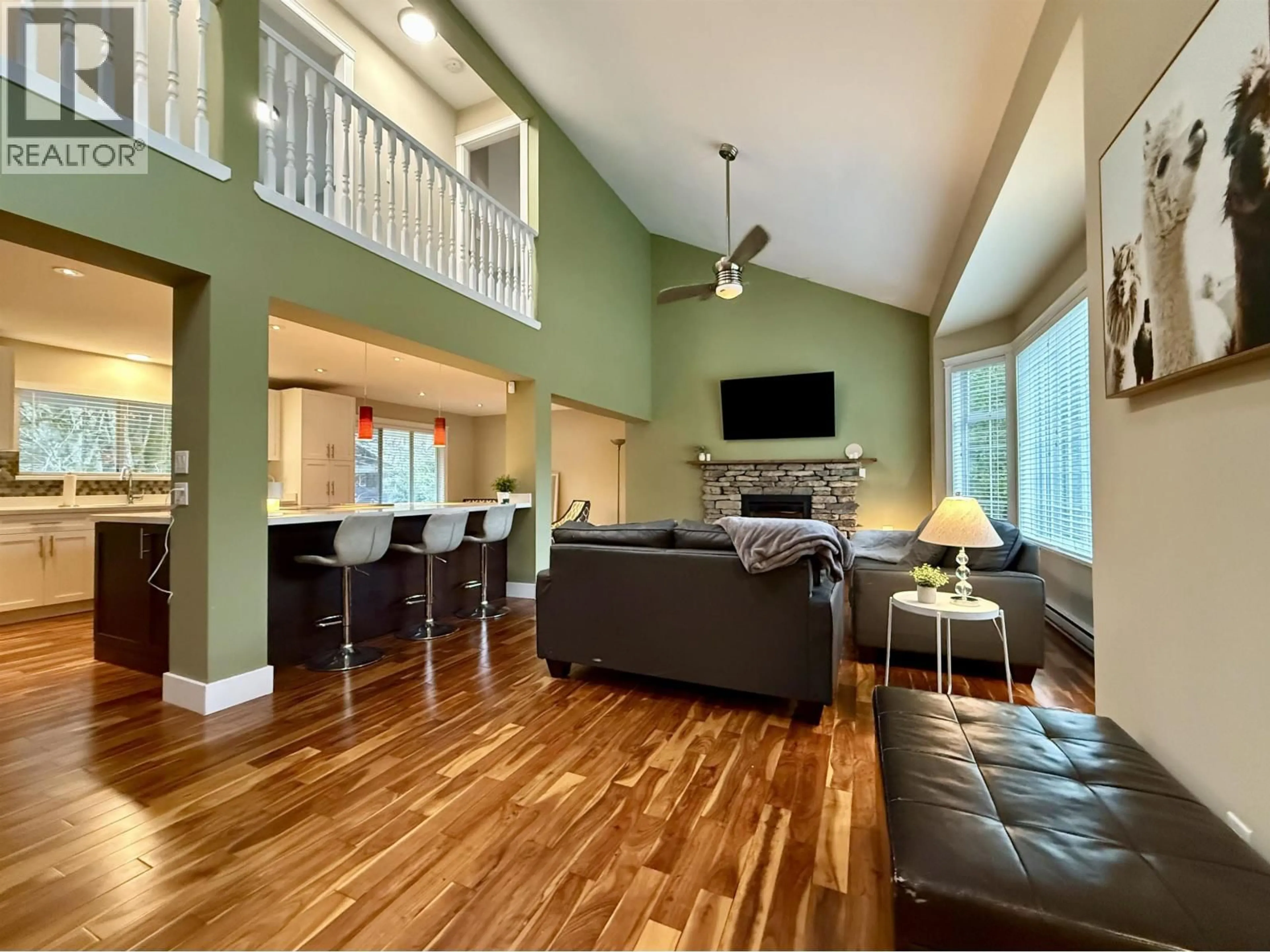 Living room with furniture, wood/laminate floor for 1510 MACDONALD PLACE, Squamish British Columbia V0N1H0