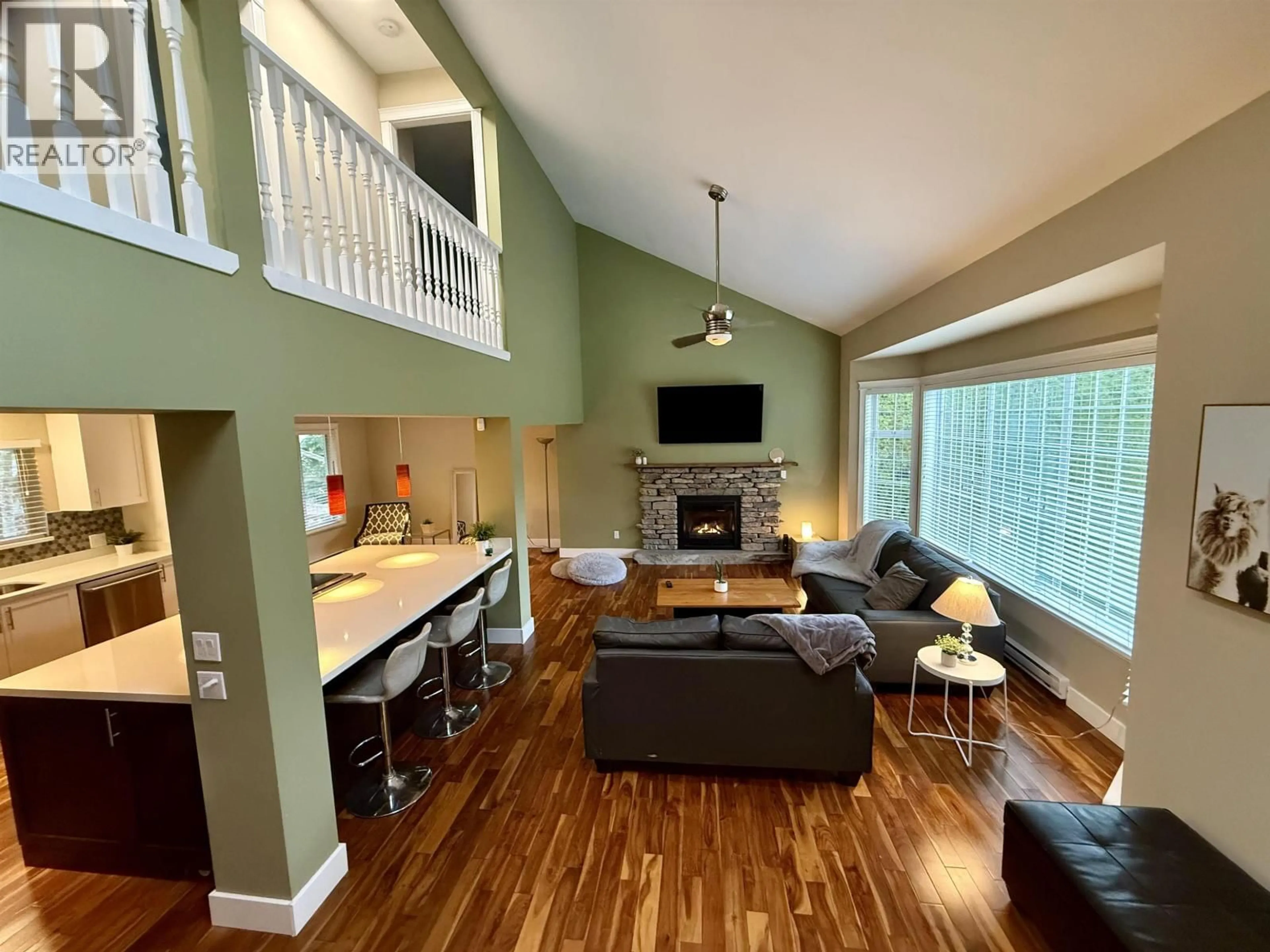Living room with furniture, wood/laminate floor for 1510 MACDONALD PLACE, Squamish British Columbia V0N1H0