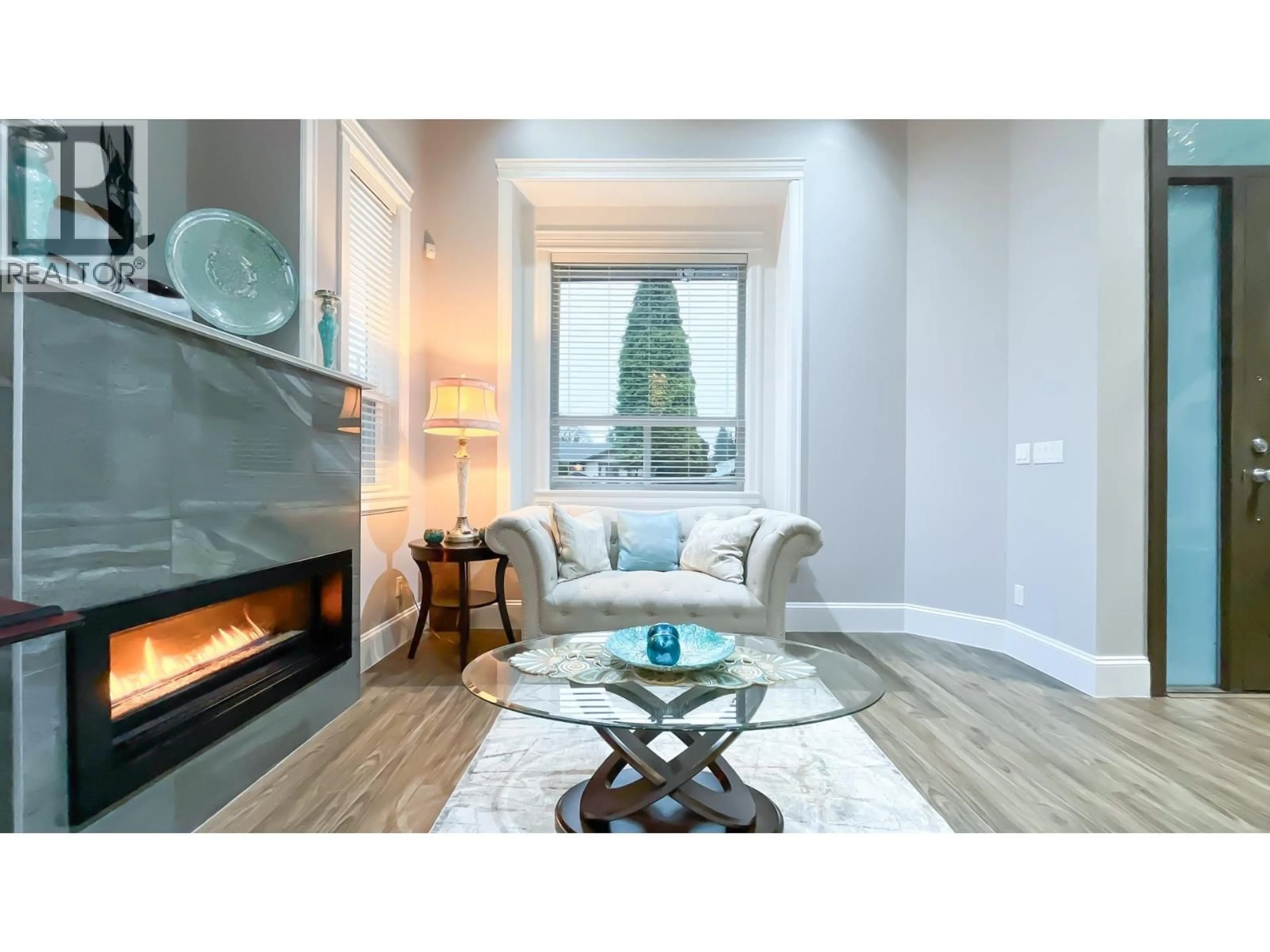 Living room with furniture, wood/laminate floor for 11603 RIVER WYND, Maple Ridge British Columbia V2X7G9