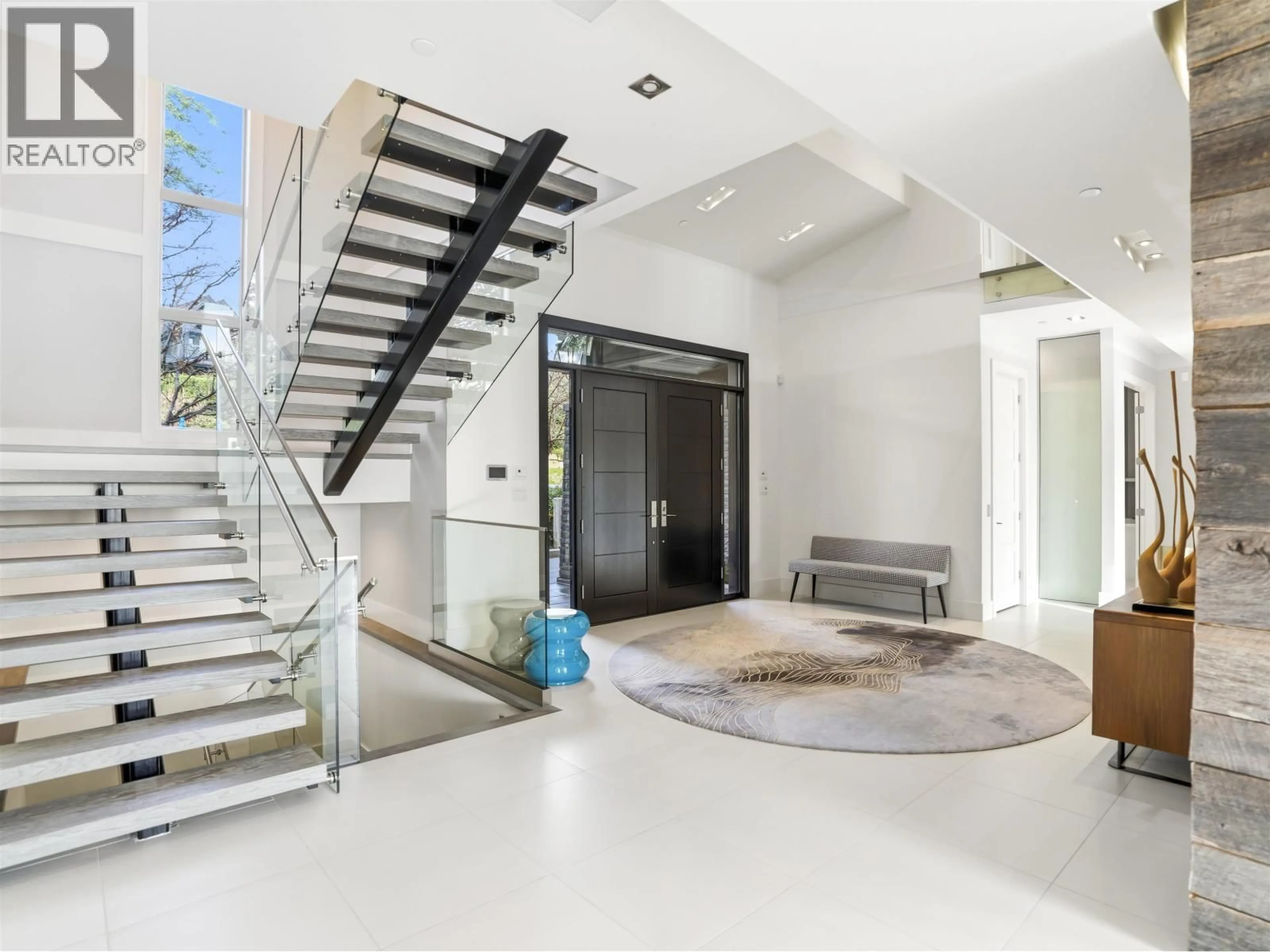 Indoor foyer for 720 PARKSIDE ROAD, West Vancouver British Columbia V7S1P3