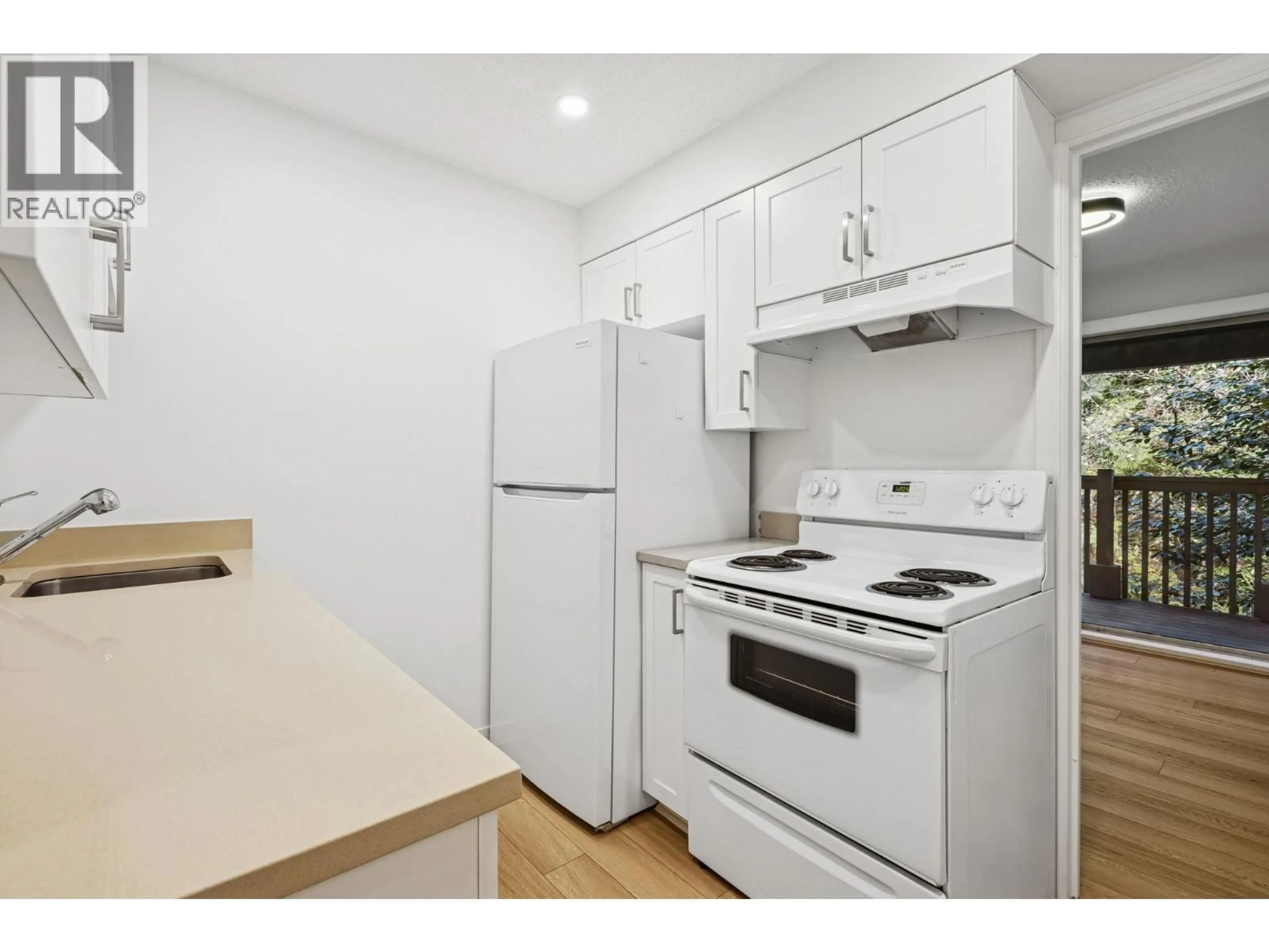 Standard kitchen, unknown for 879 WESTVIEW CRESCENT, North Vancouver British Columbia V7N2L5