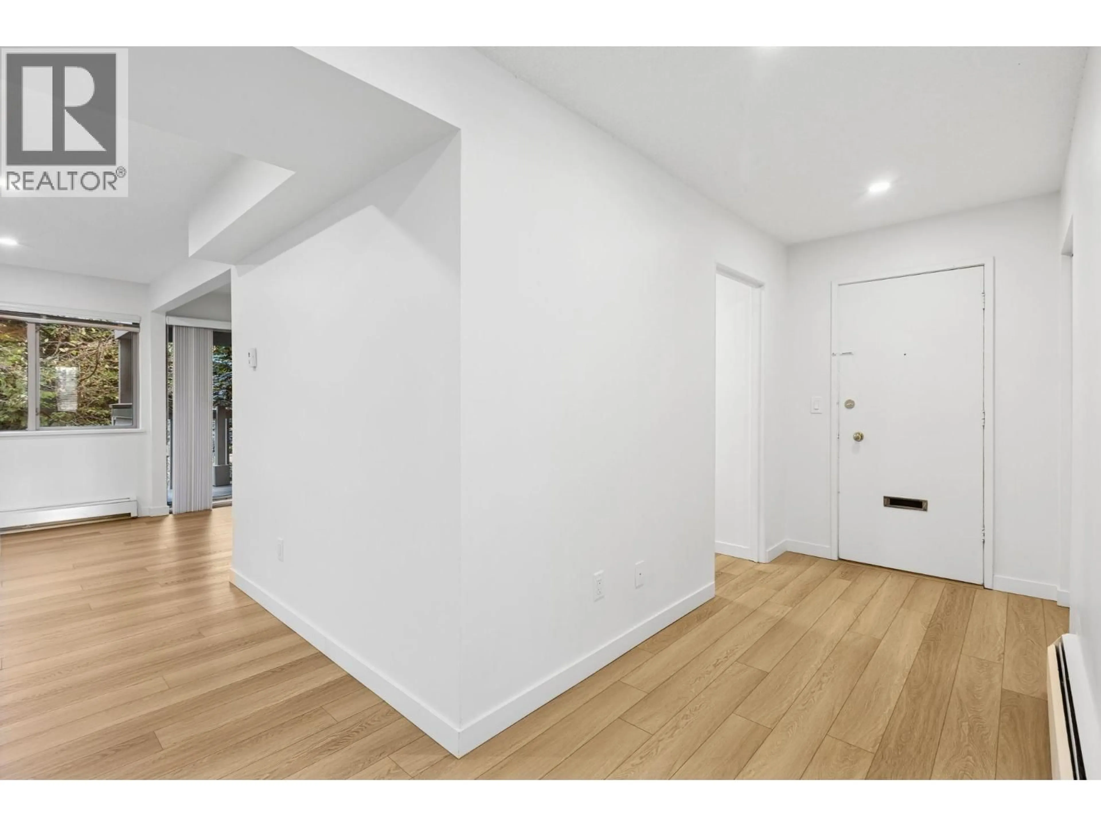 Indoor foyer for 879 WESTVIEW CRESCENT, North Vancouver British Columbia V7N2L5