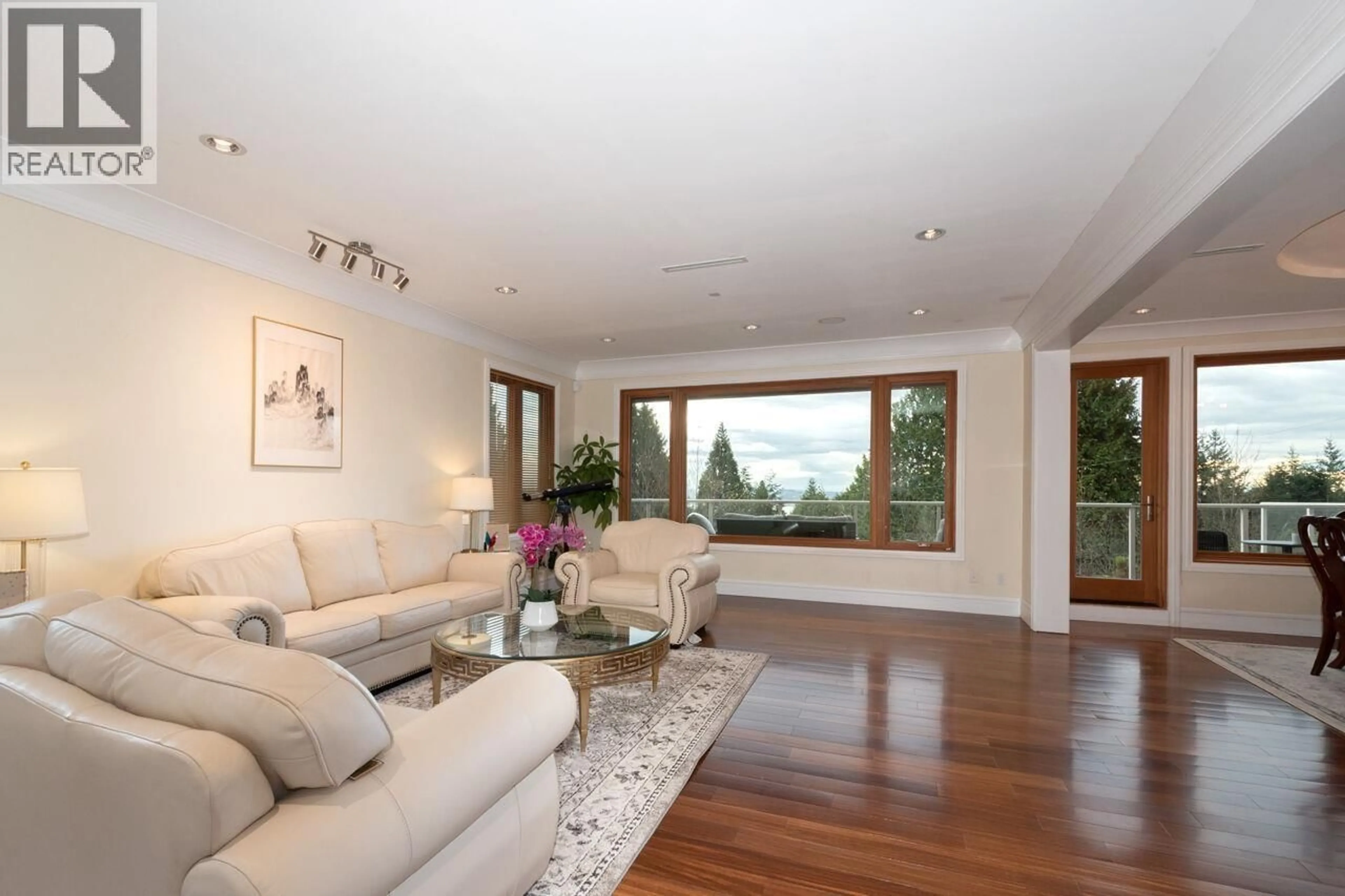 Living room with furniture, wood/laminate floor for 950 GREENWOOD ROAD, West Vancouver British Columbia V7S1X7