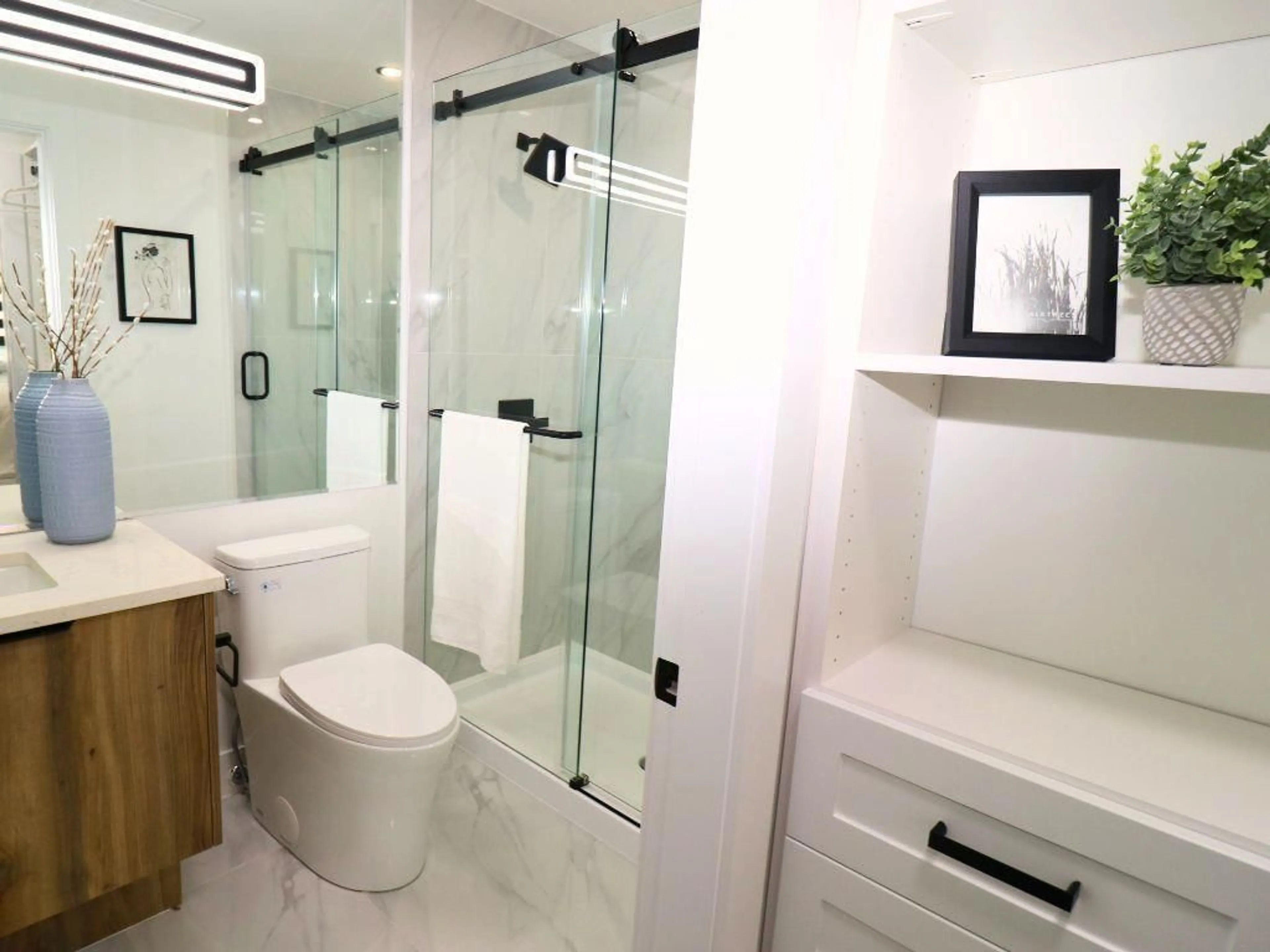 Standard bathroom, ceramic/tile floor for 19 - 13895 64 AVENUE, Surrey British Columbia V3W3N9