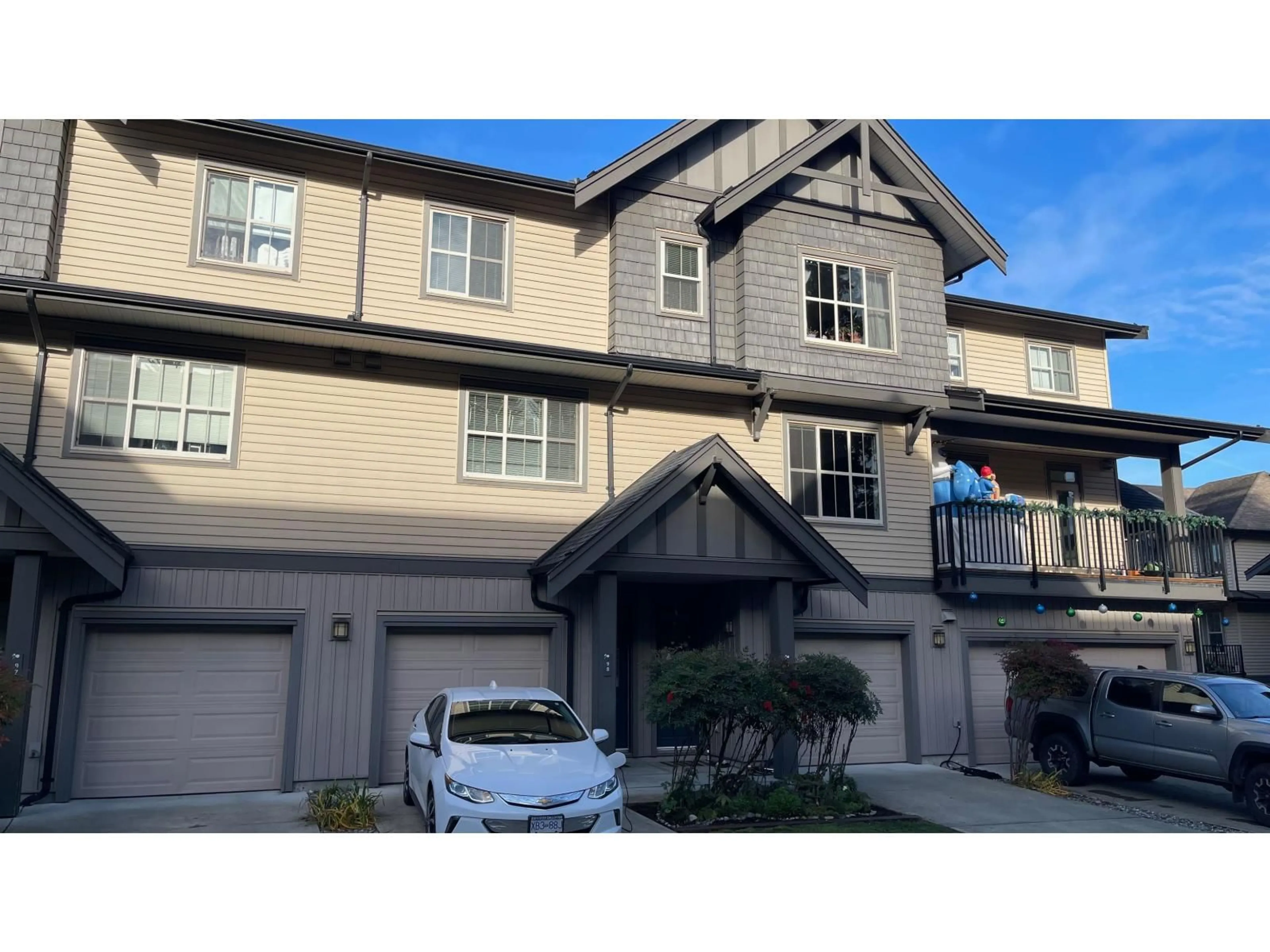 Home with vinyl exterior material, street for 98 - 9525 204 STREET, Langley British Columbia V1M0B9