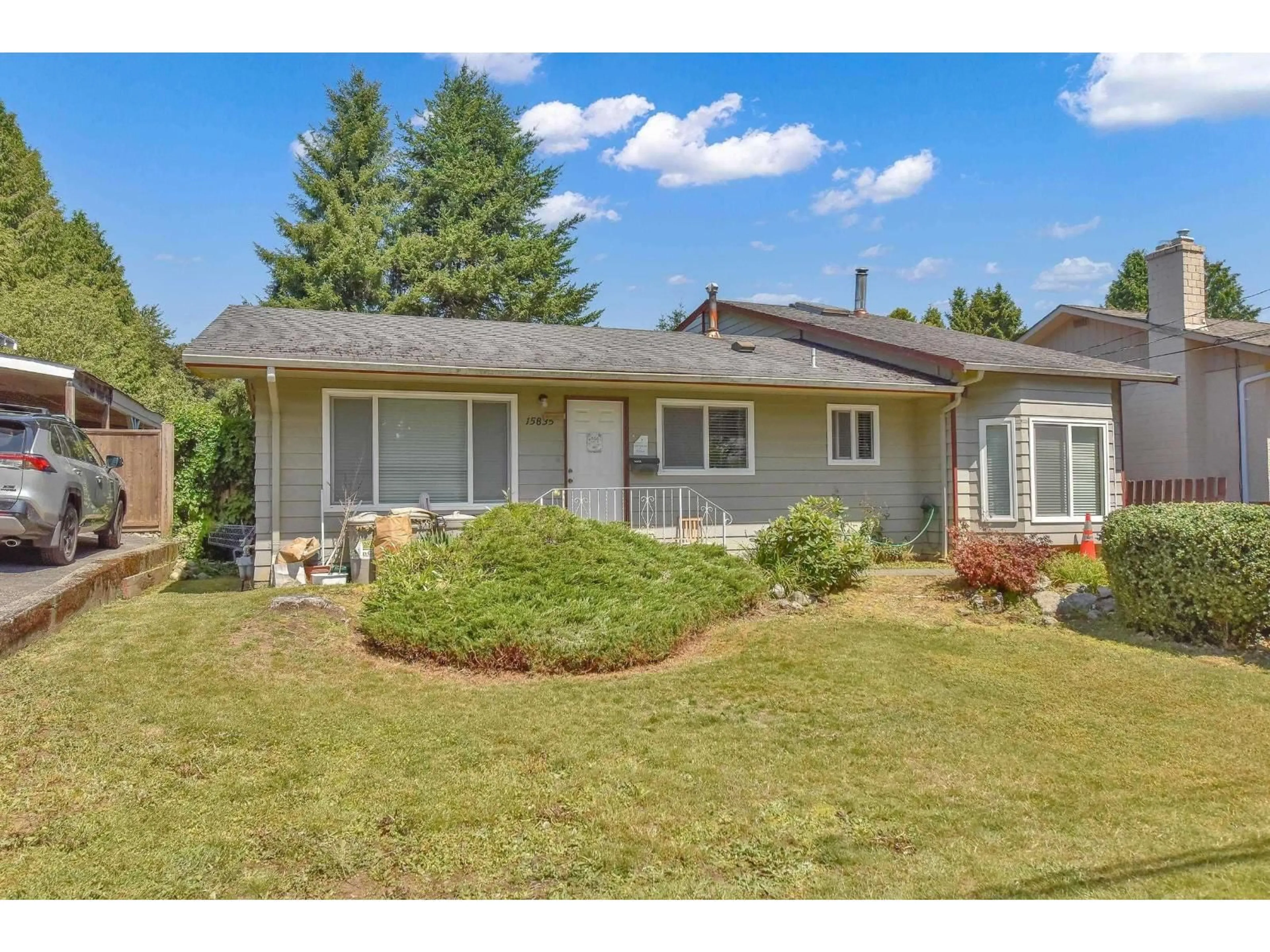 Home with vinyl exterior material, street for 15835 RUSSELL AVENUE, White Rock British Columbia V4B2S5