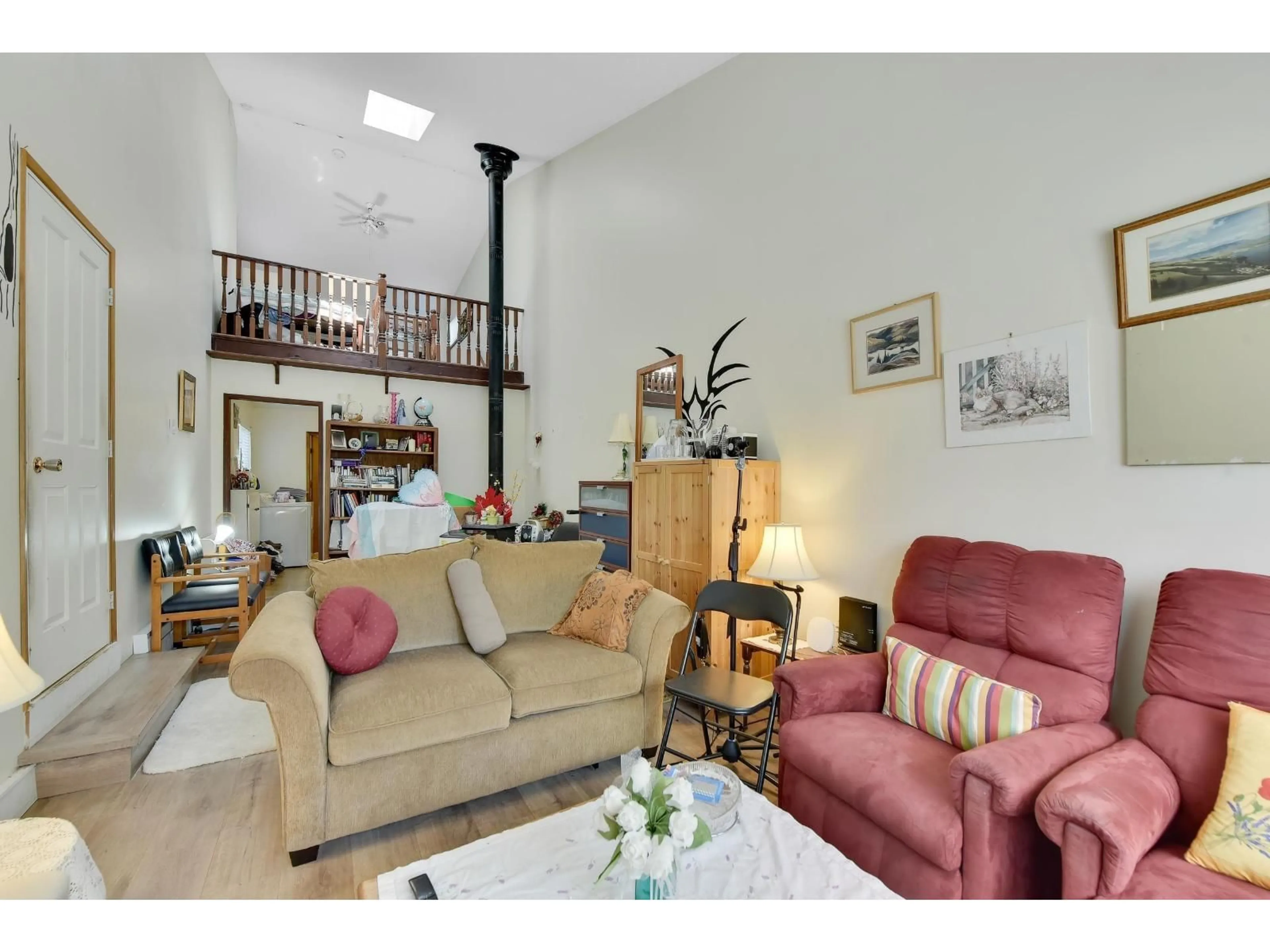 Living room with furniture, unknown for 15835 RUSSELL AVENUE, White Rock British Columbia V4B2S5