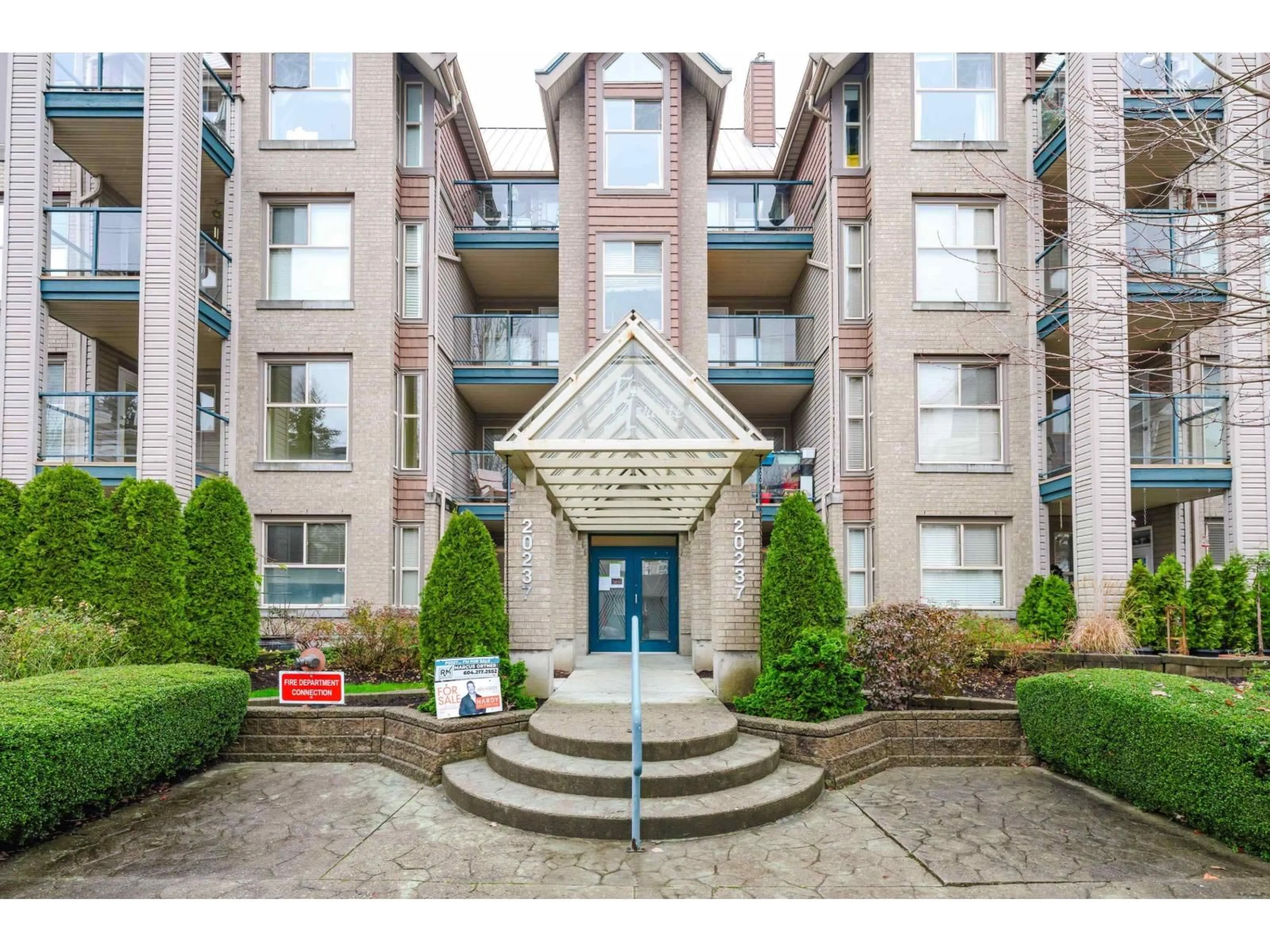 Indoor foyer for 107 - 20237 54 AVENUE, Langley British Columbia V3A3W2