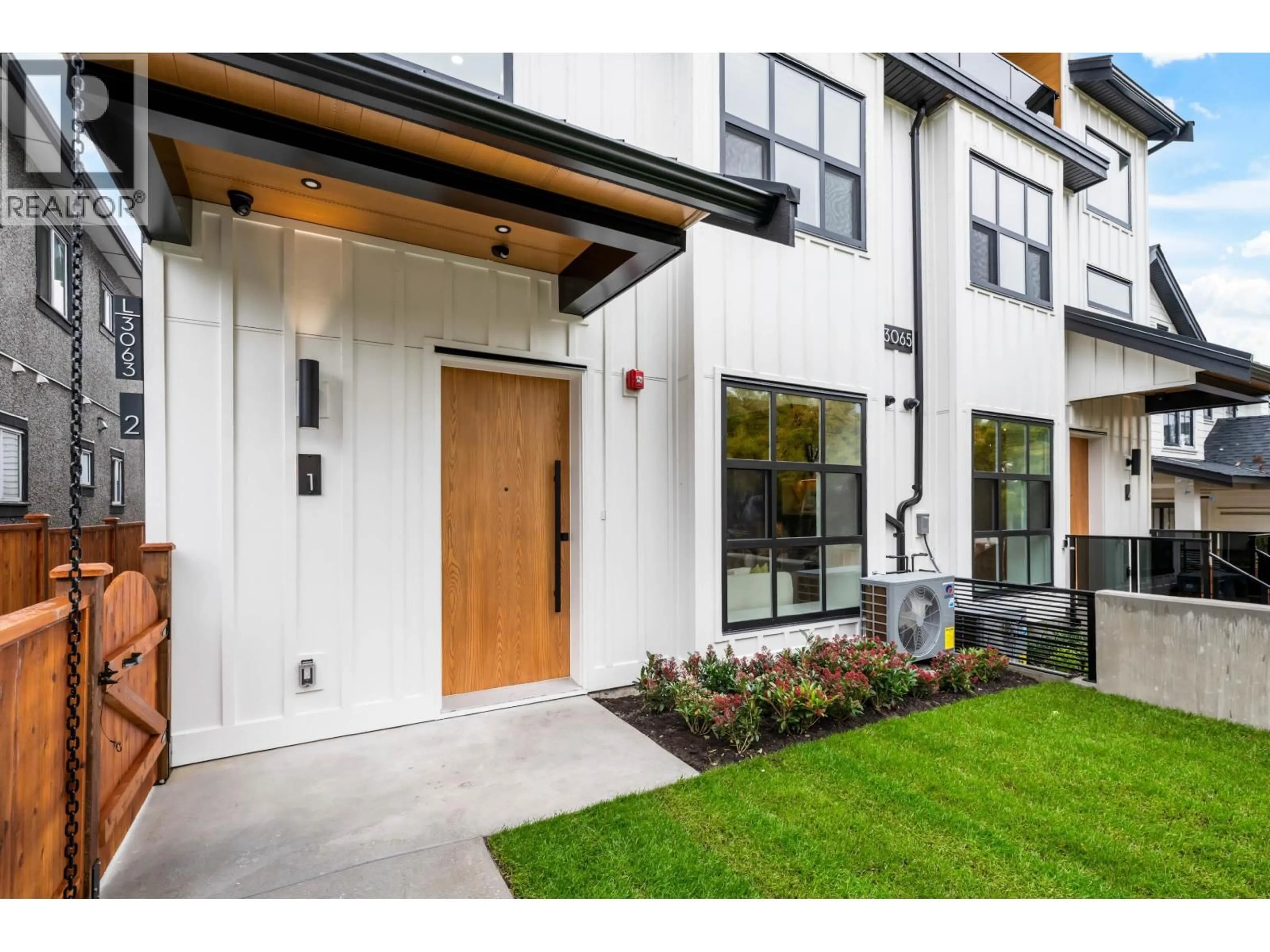 Indoor entryway for 1 - 3065 CHARLES STREET, Vancouver British Columbia V5K3B6