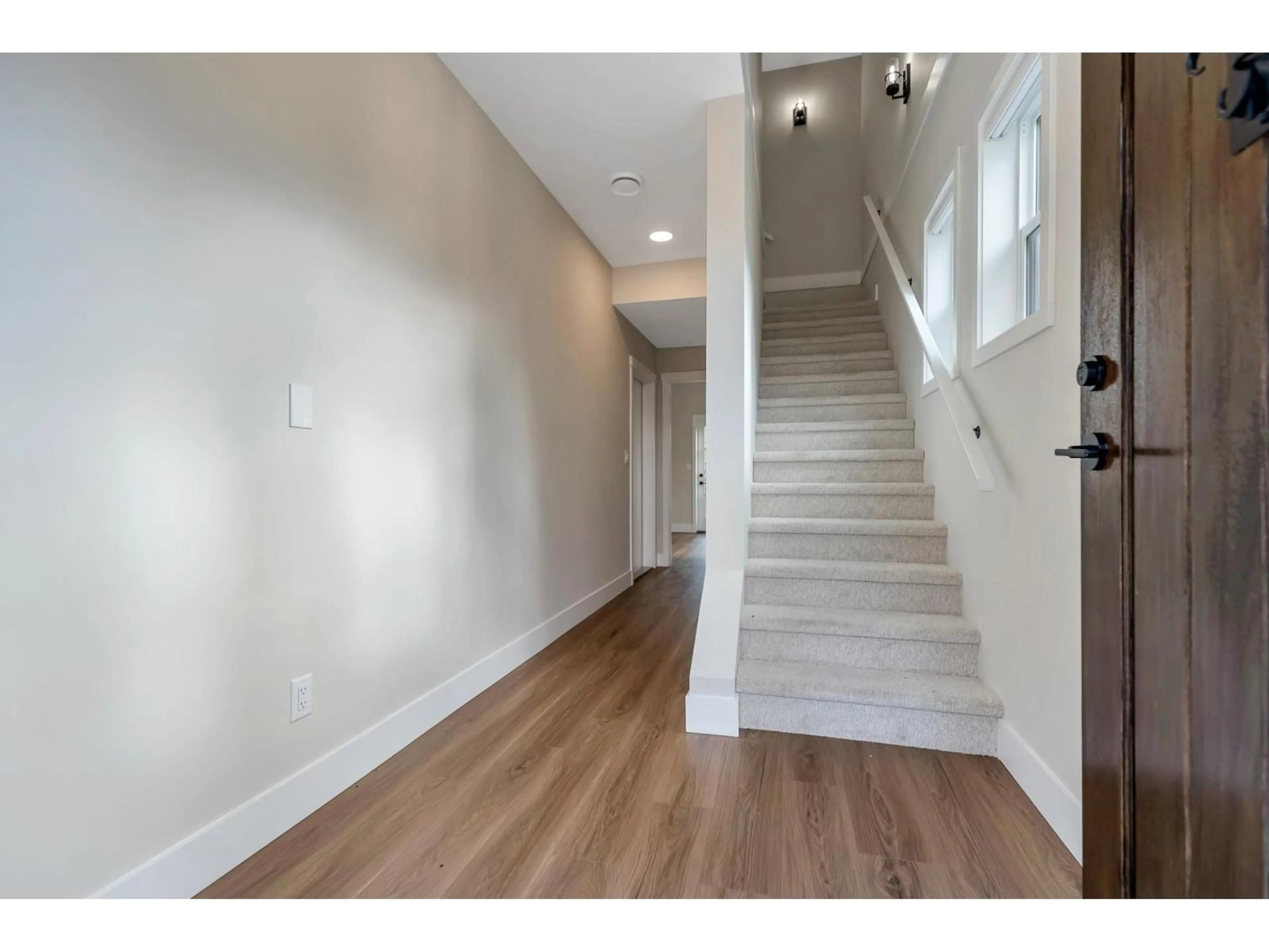 Indoor entryway for 8 - 6590 FERN STREET, Chilliwack British Columbia V2R2Z7