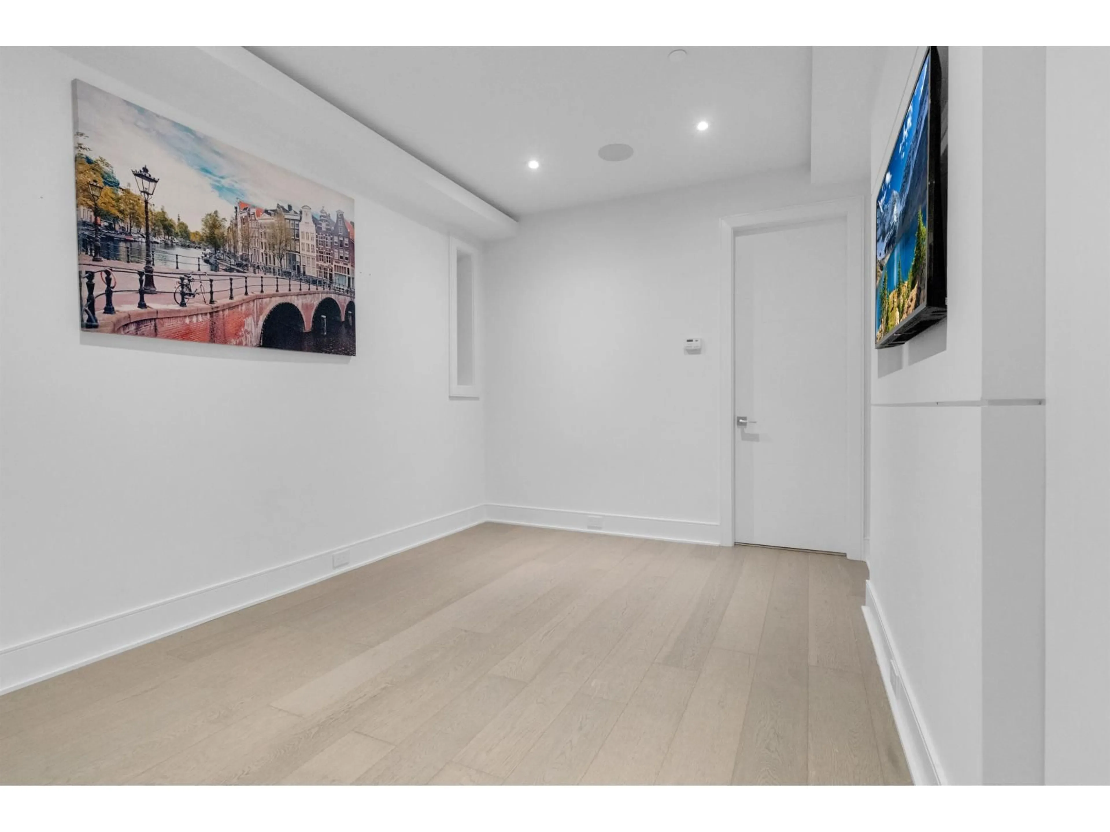 Indoor foyer for 1440 MAPLE STREET, White Rock British Columbia V4B4N2