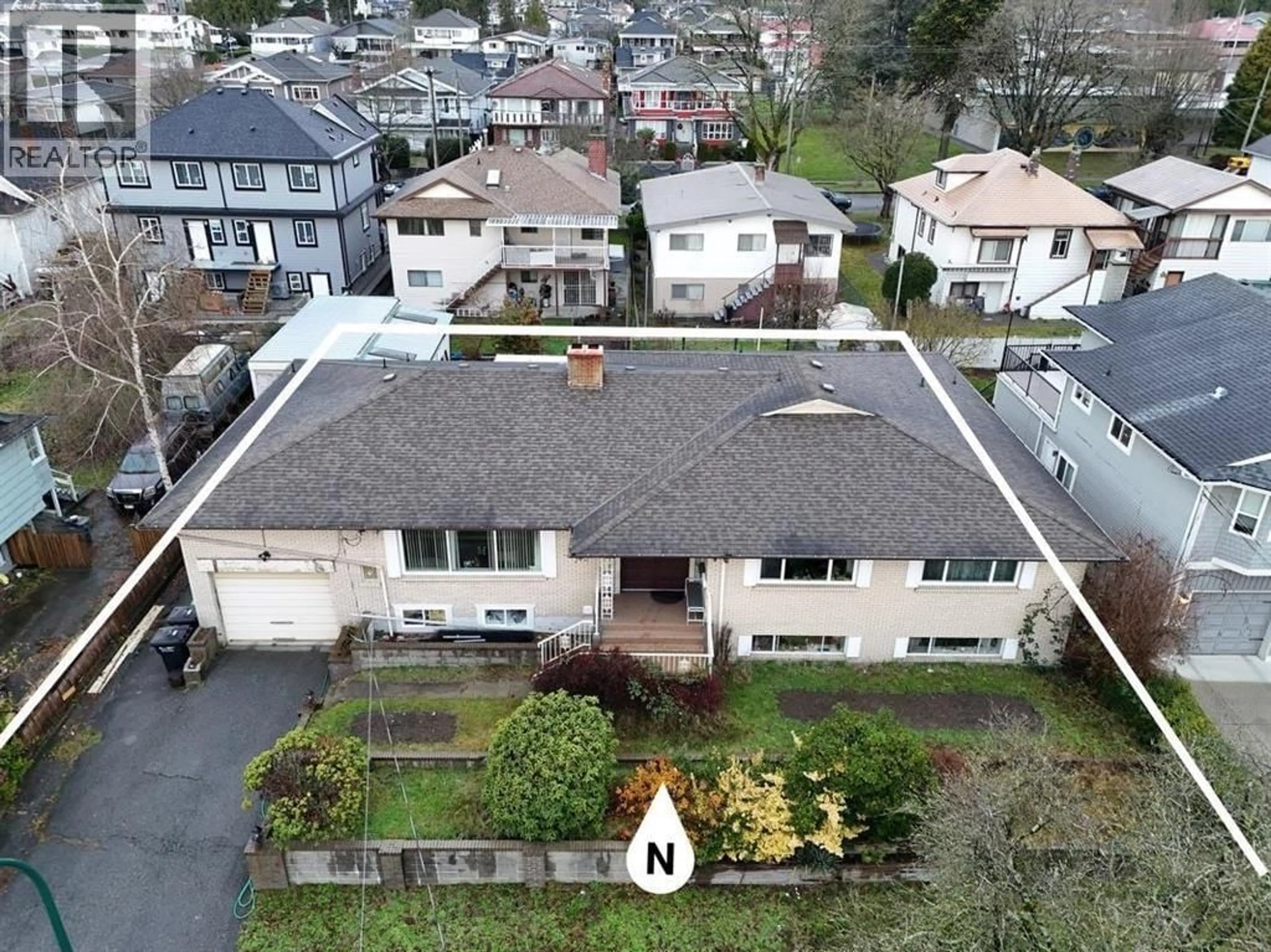 A pic from outside/outdoor area/front of a property/back of a property/a pic from drone, unknown for 753 55TH AVENUE, Vancouver British Columbia V5X1N8