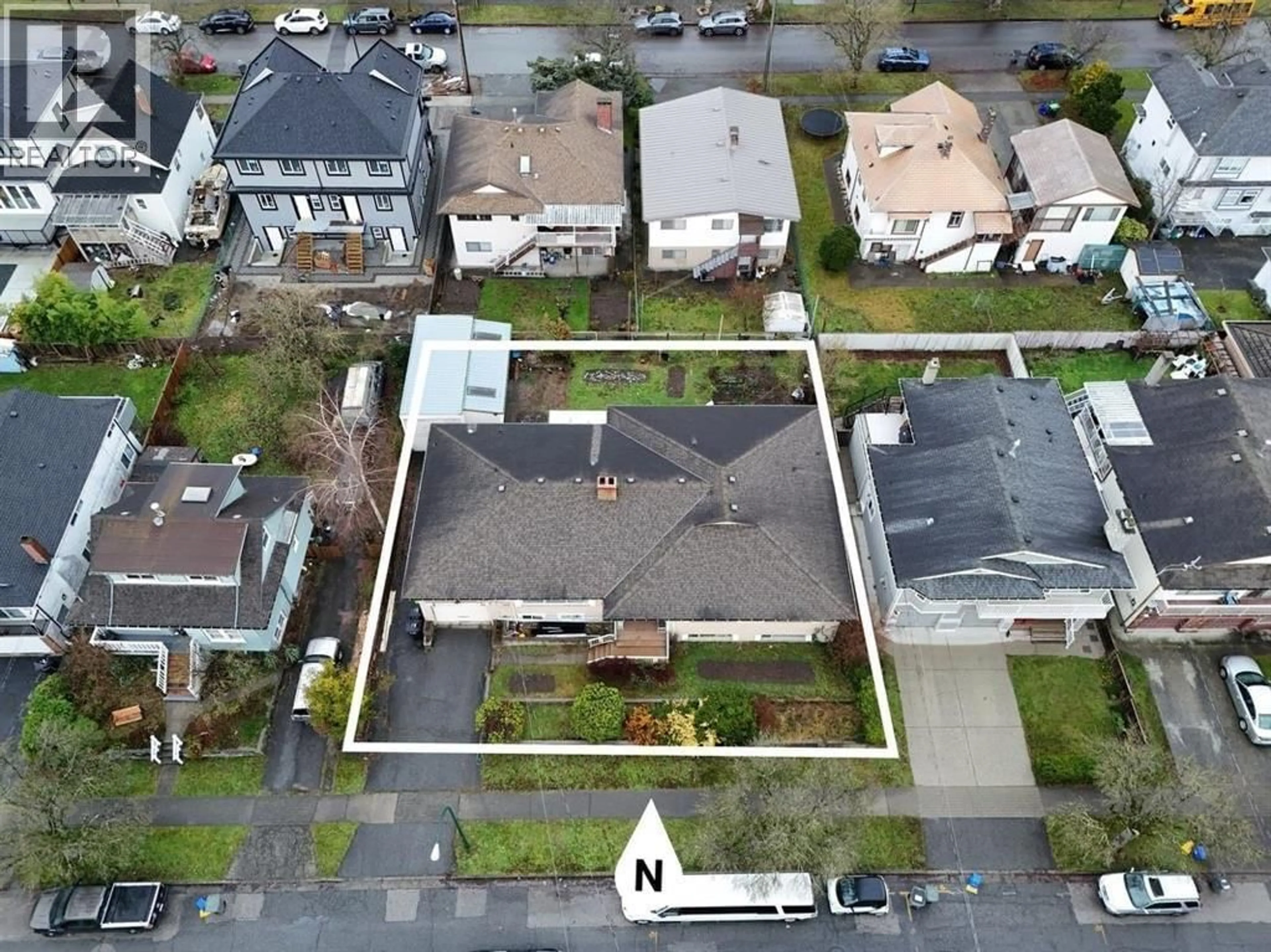 A pic from outside/outdoor area/front of a property/back of a property/a pic from drone, street for 753 55TH AVENUE, Vancouver British Columbia V5X1N8