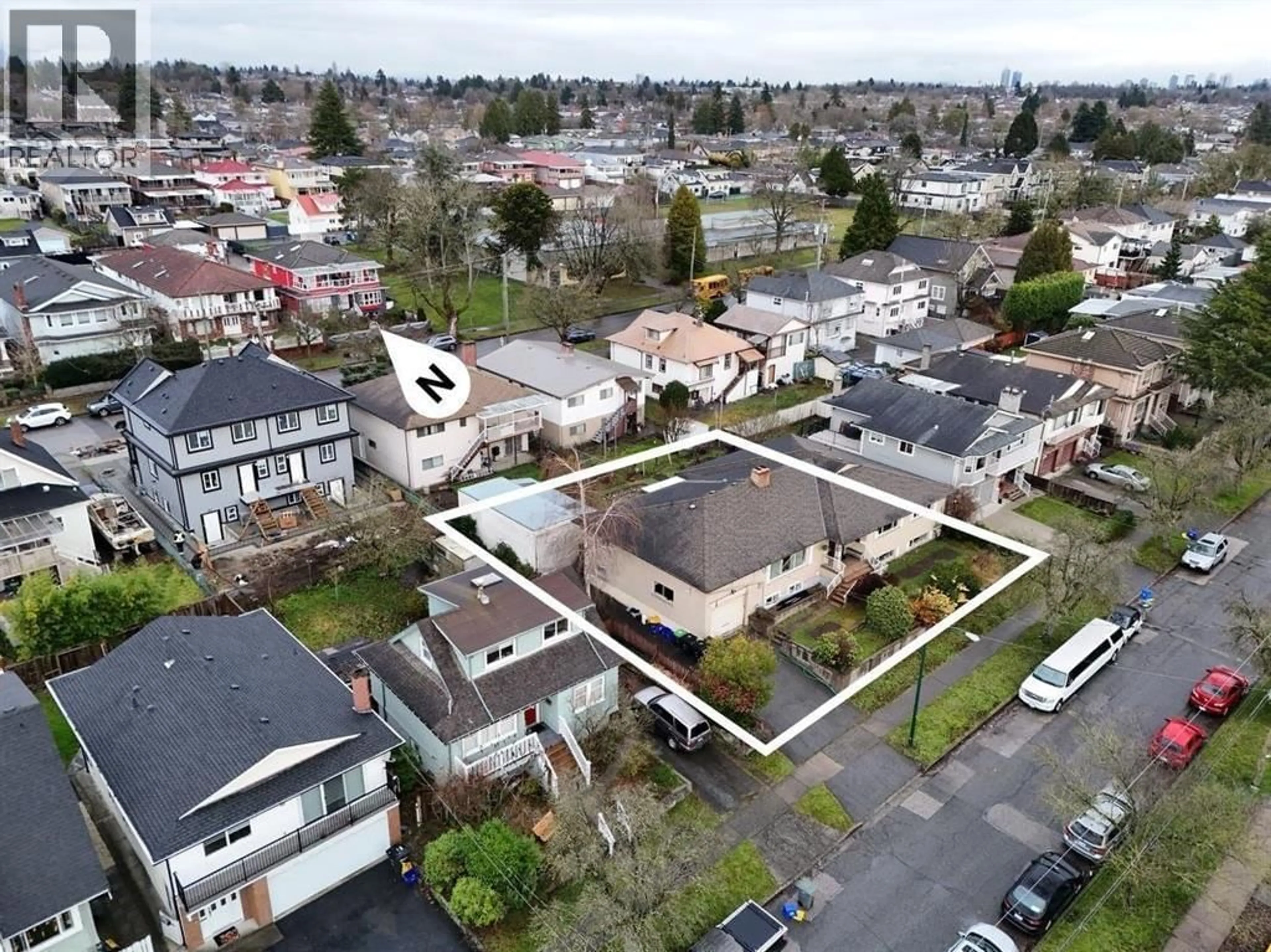 A pic from outside/outdoor area/front of a property/back of a property/a pic from drone, street for 753 55TH AVENUE, Vancouver British Columbia V5X1N8