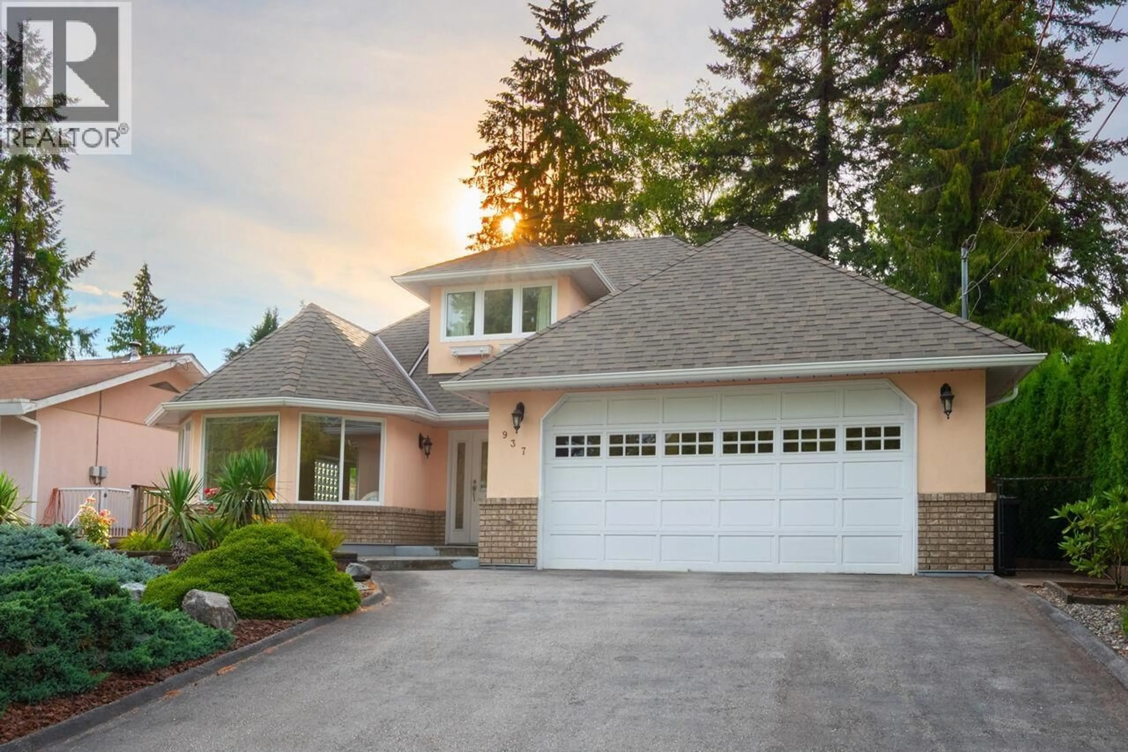 Home with vinyl exterior material, street for 937 WESTMOUNT DRIVE, Port Moody British Columbia V3H1K8