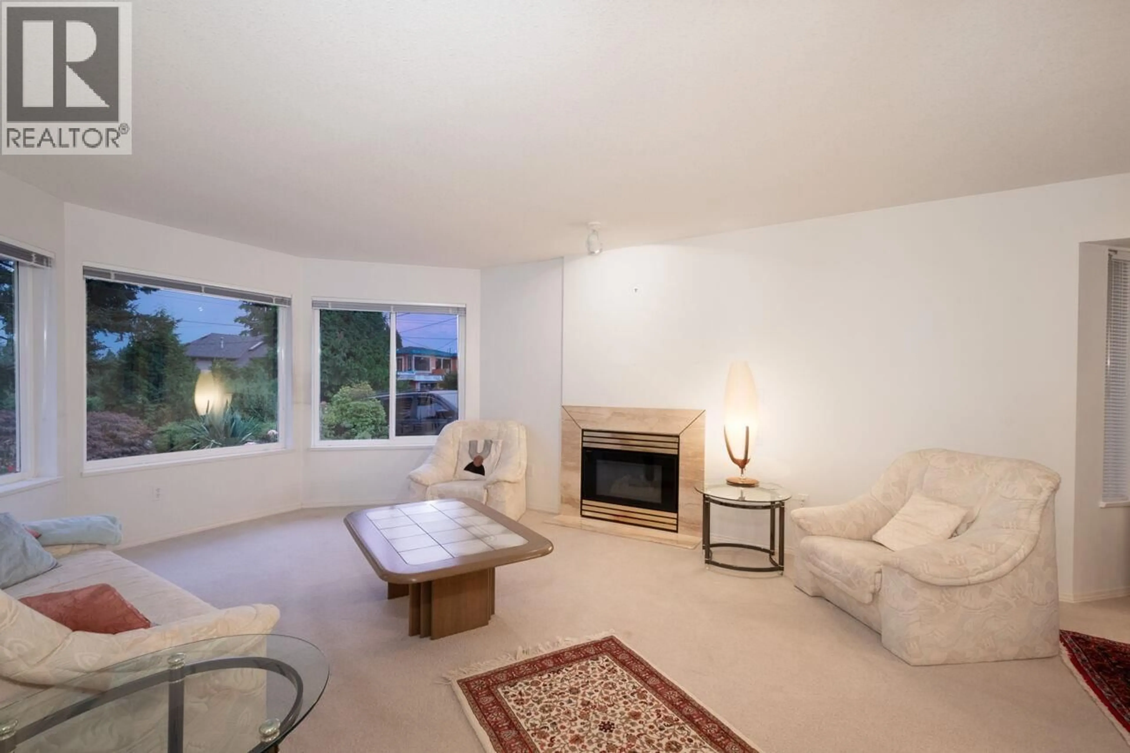 Living room with furniture, unknown for 937 WESTMOUNT DRIVE, Port Moody British Columbia V3H1K8