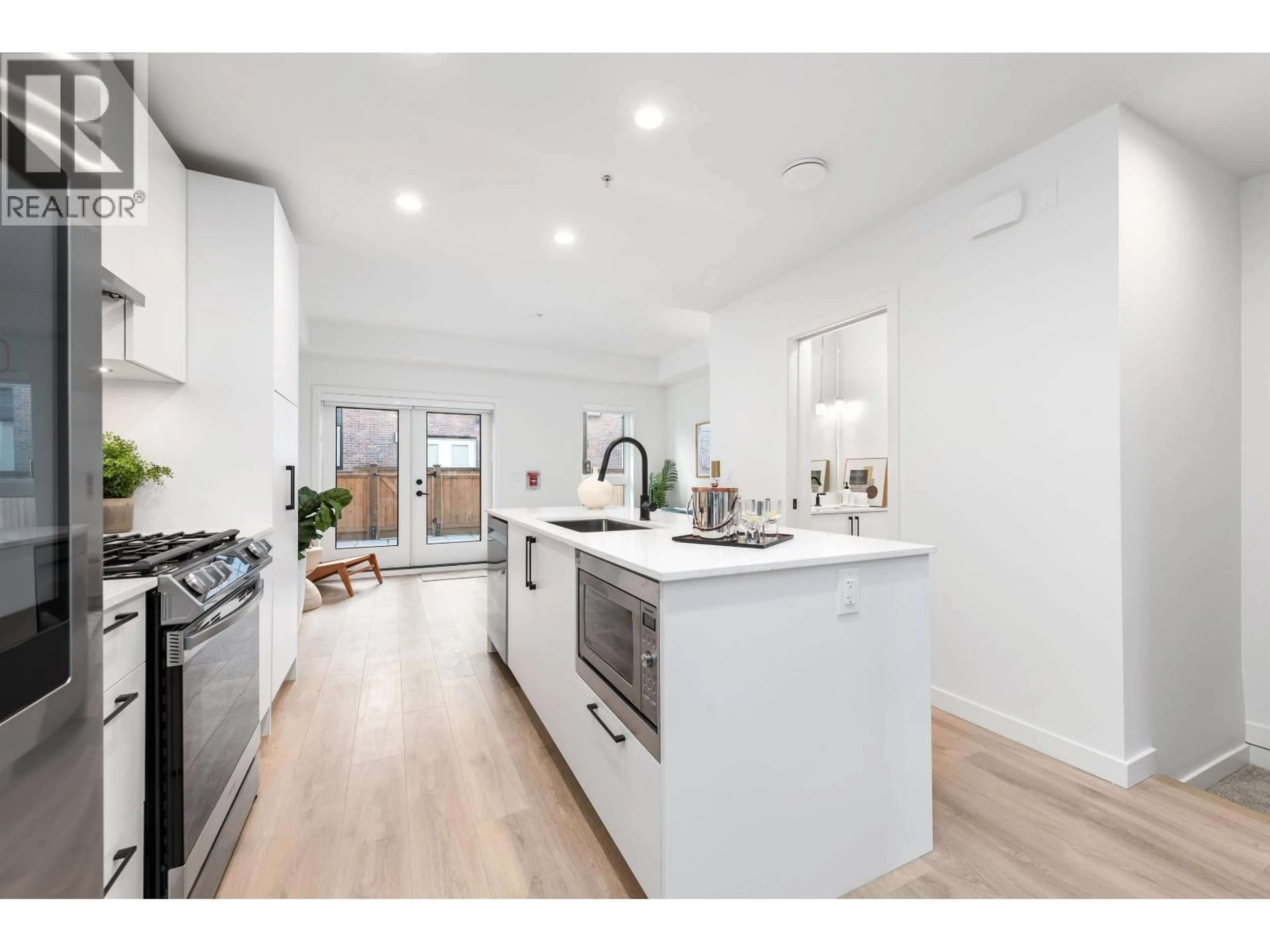 Open concept kitchen, wood/laminate floor for 135 - 535 2ND STREET, North Vancouver British Columbia V7L1E1