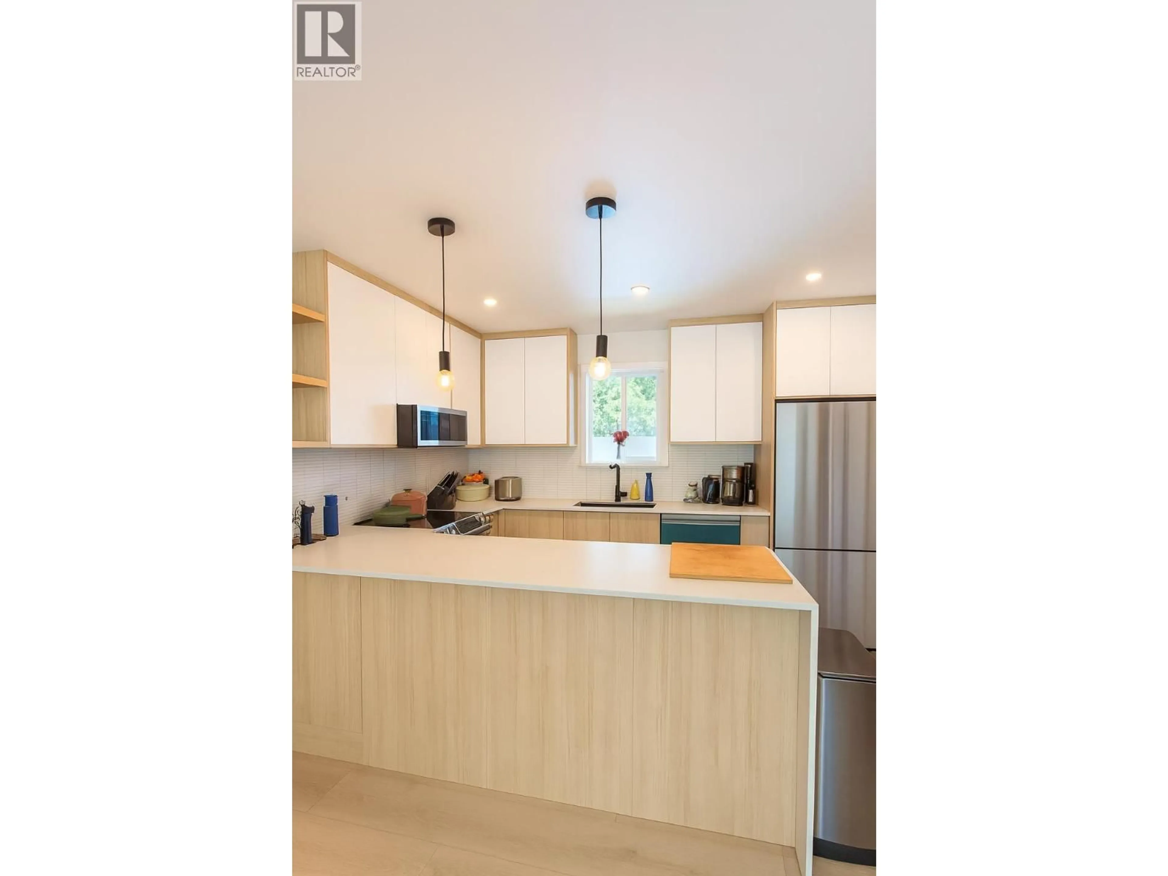 Open concept kitchen, unknown for 1029 BROTHERS PLACE, Squamish British Columbia V8B0B2