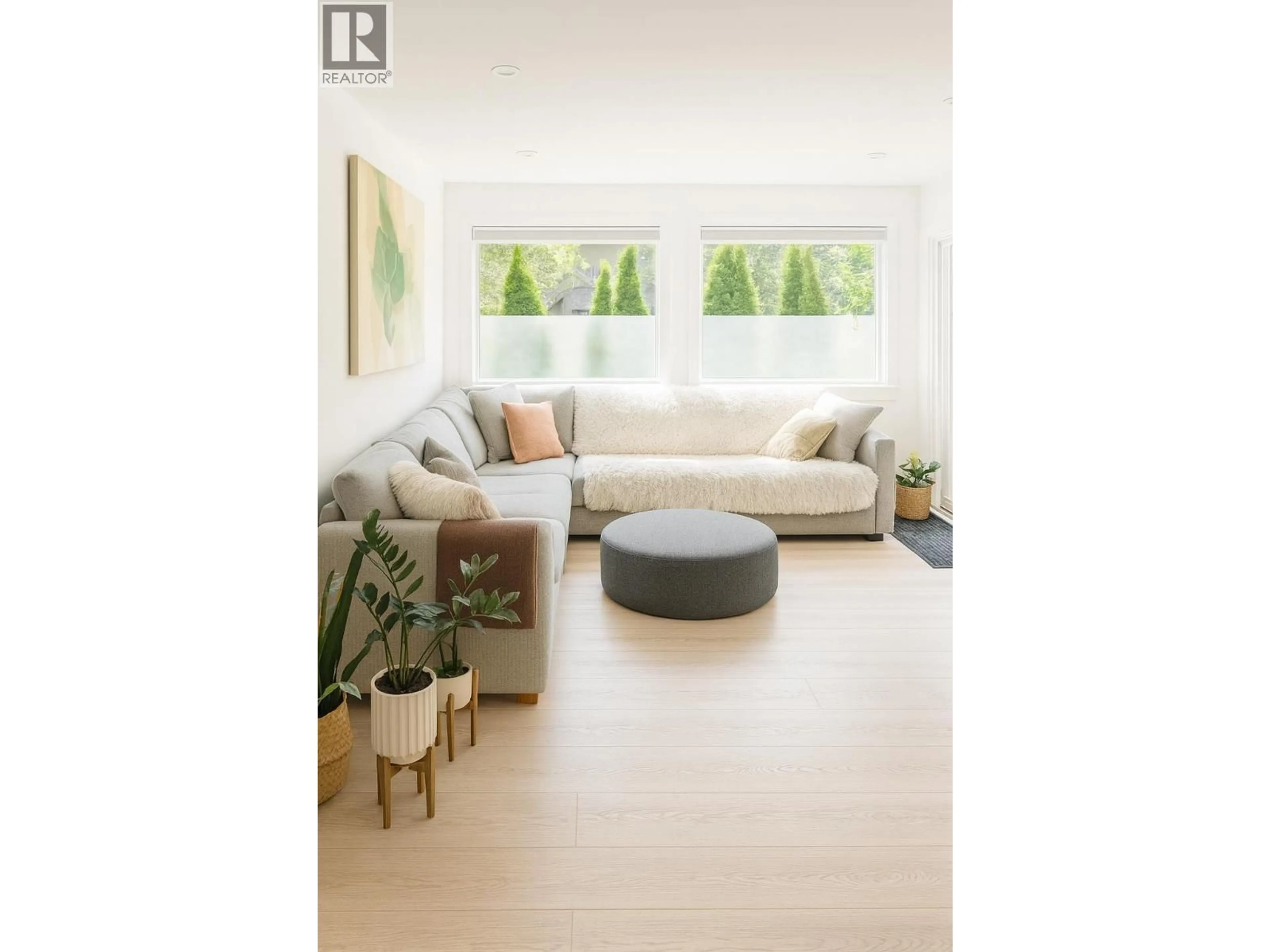 Living room with furniture, wood/laminate floor for 1029 BROTHERS PLACE, Squamish British Columbia V8B0B2