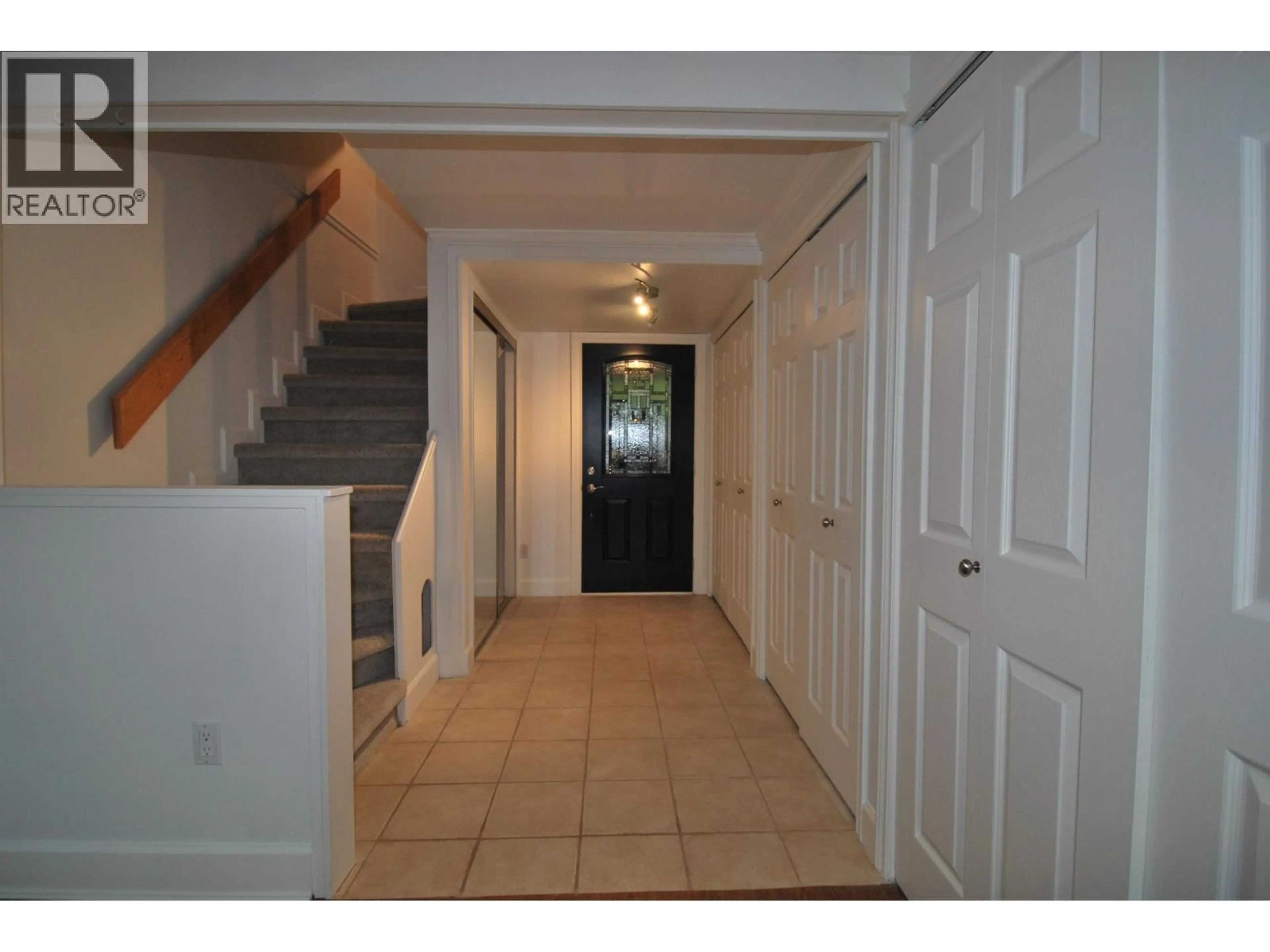 Indoor foyer for 410 CROSSCREEK ROAD, Lions Bay British Columbia V0N2E0