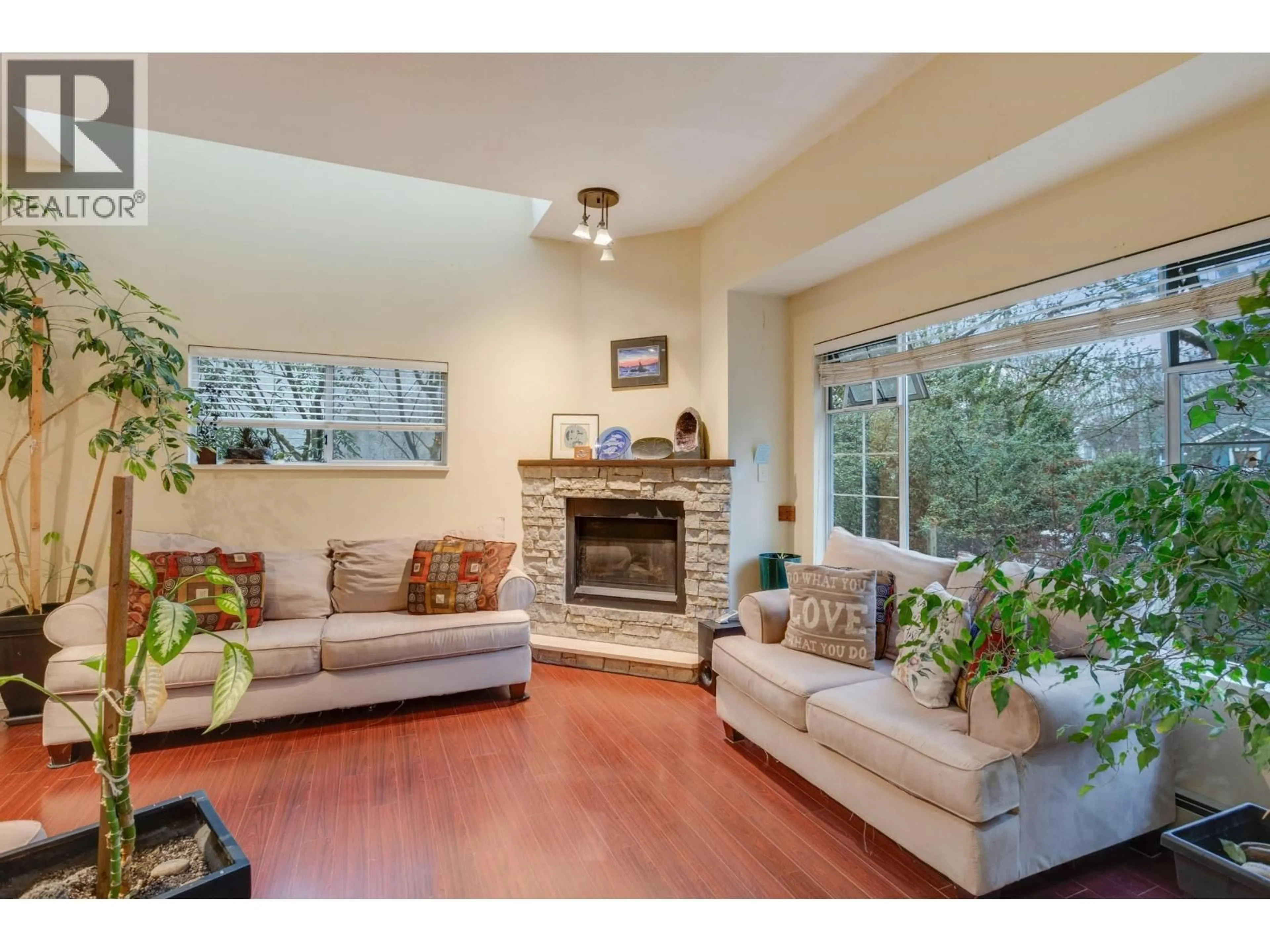 Living room with furniture, wood/laminate floor for 2586 8TH AVENUE, Vancouver British Columbia V6K2B4