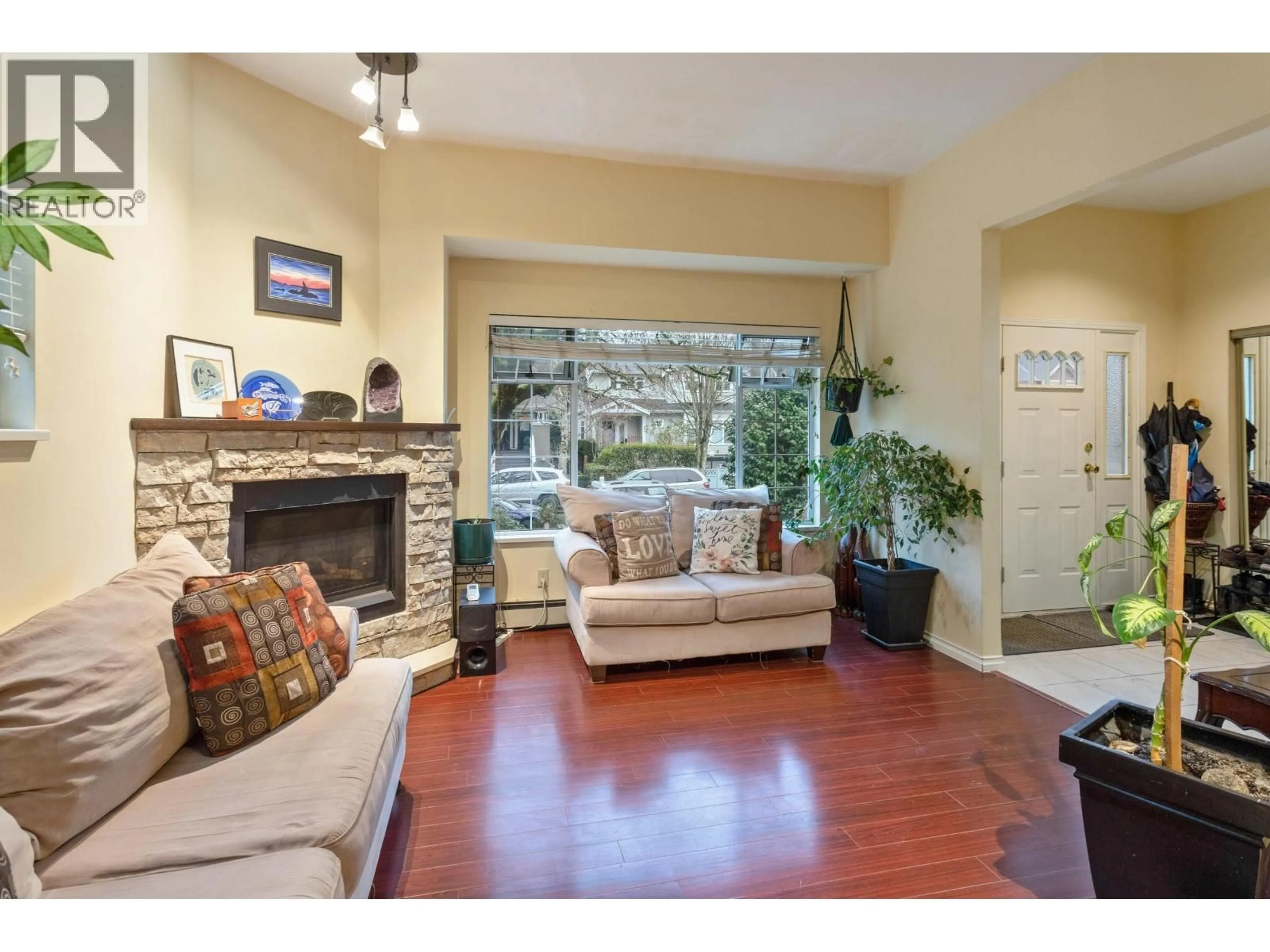 Living room with furniture, wood/laminate floor for 2586 8TH AVENUE, Vancouver British Columbia V6K2B4