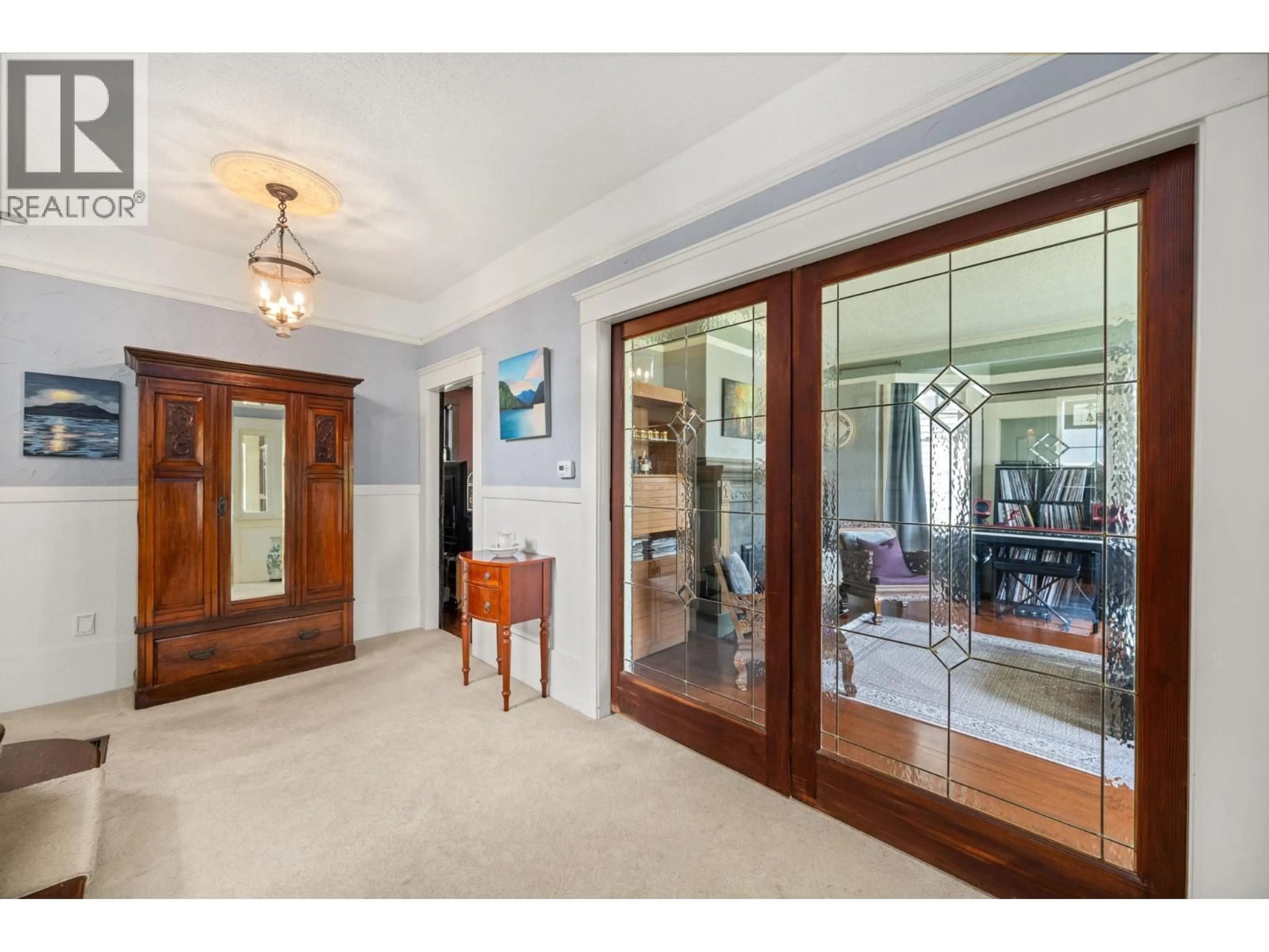 Indoor foyer for 922 FIFTH STREET, New Westminster British Columbia V3L2Y4