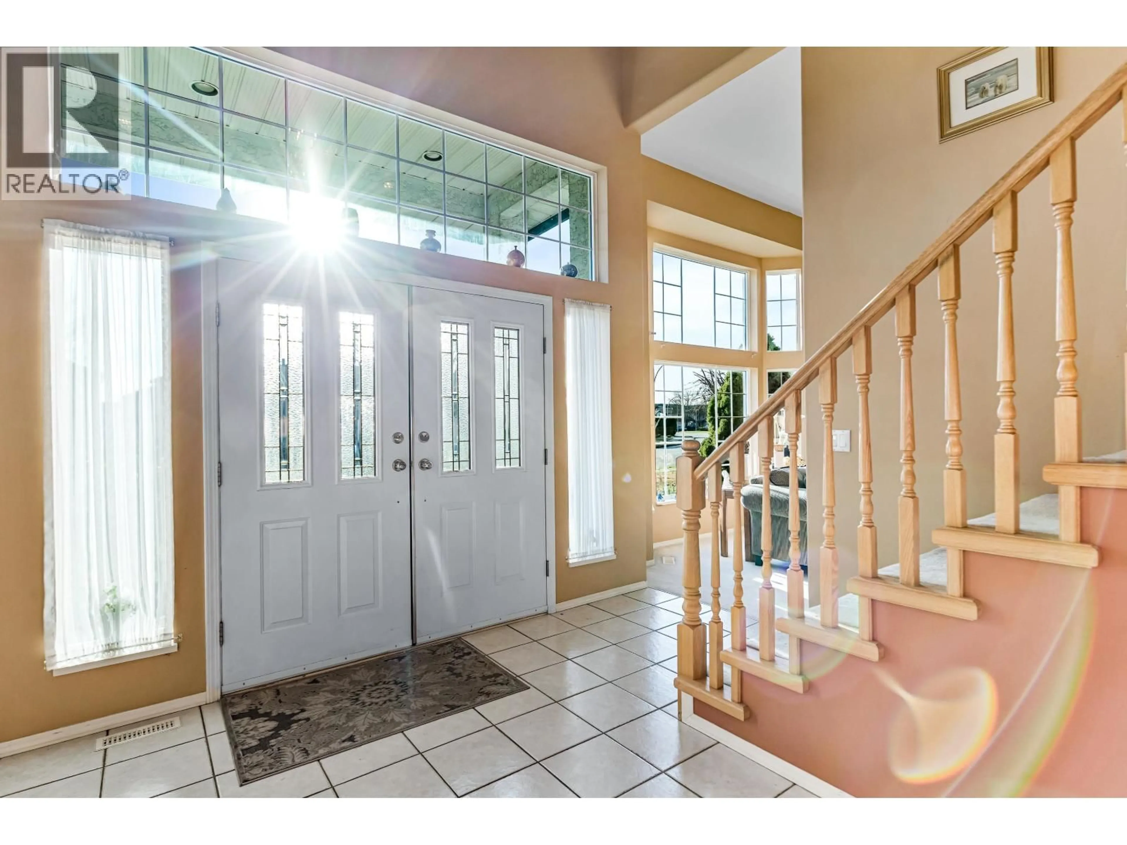 Indoor foyer for 939 RIVERSIDE DRIVE, Port Coquitlam British Columbia V3B7T6