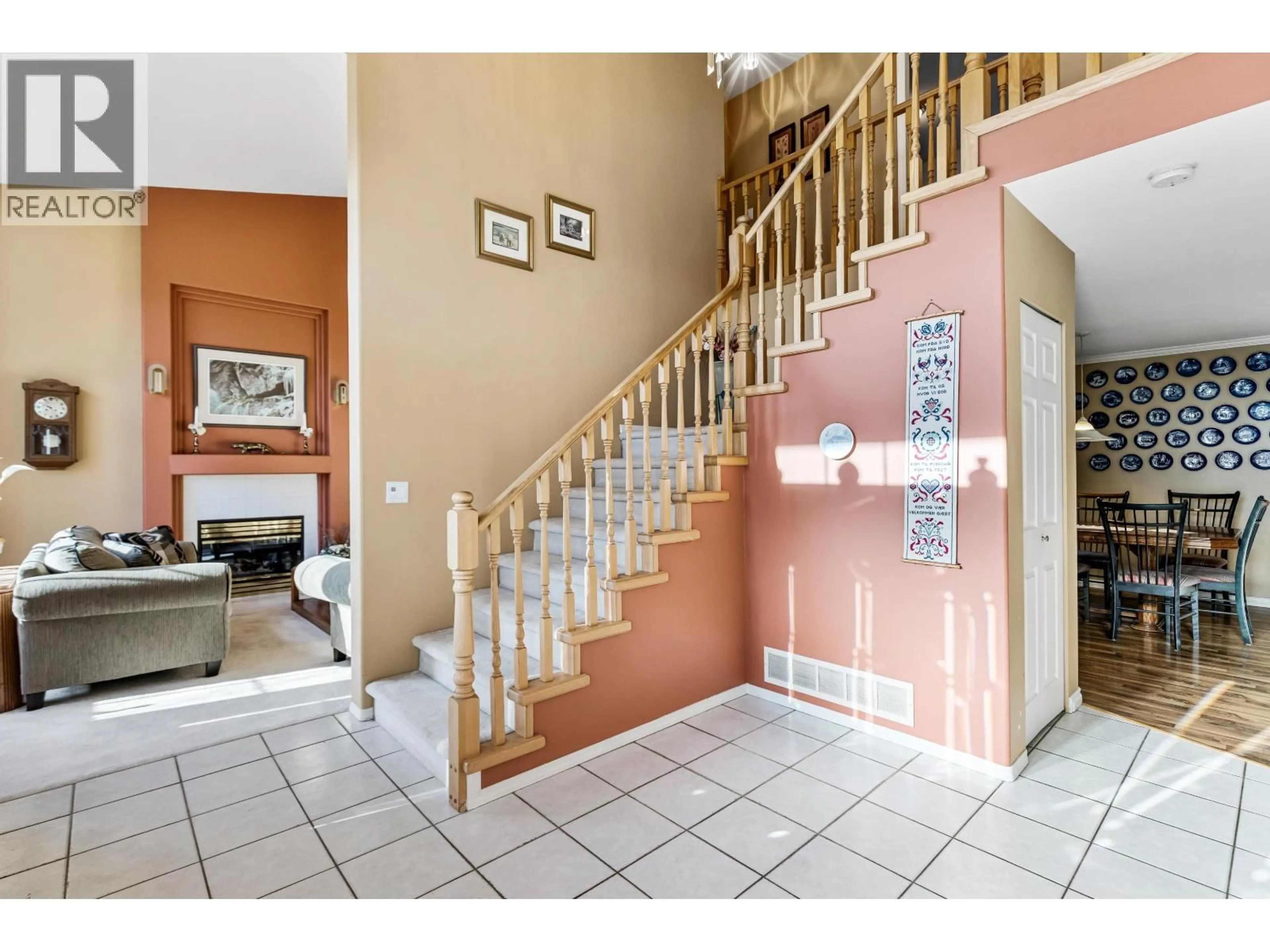 Indoor foyer for 939 RIVERSIDE DRIVE, Port Coquitlam British Columbia V3B7T6