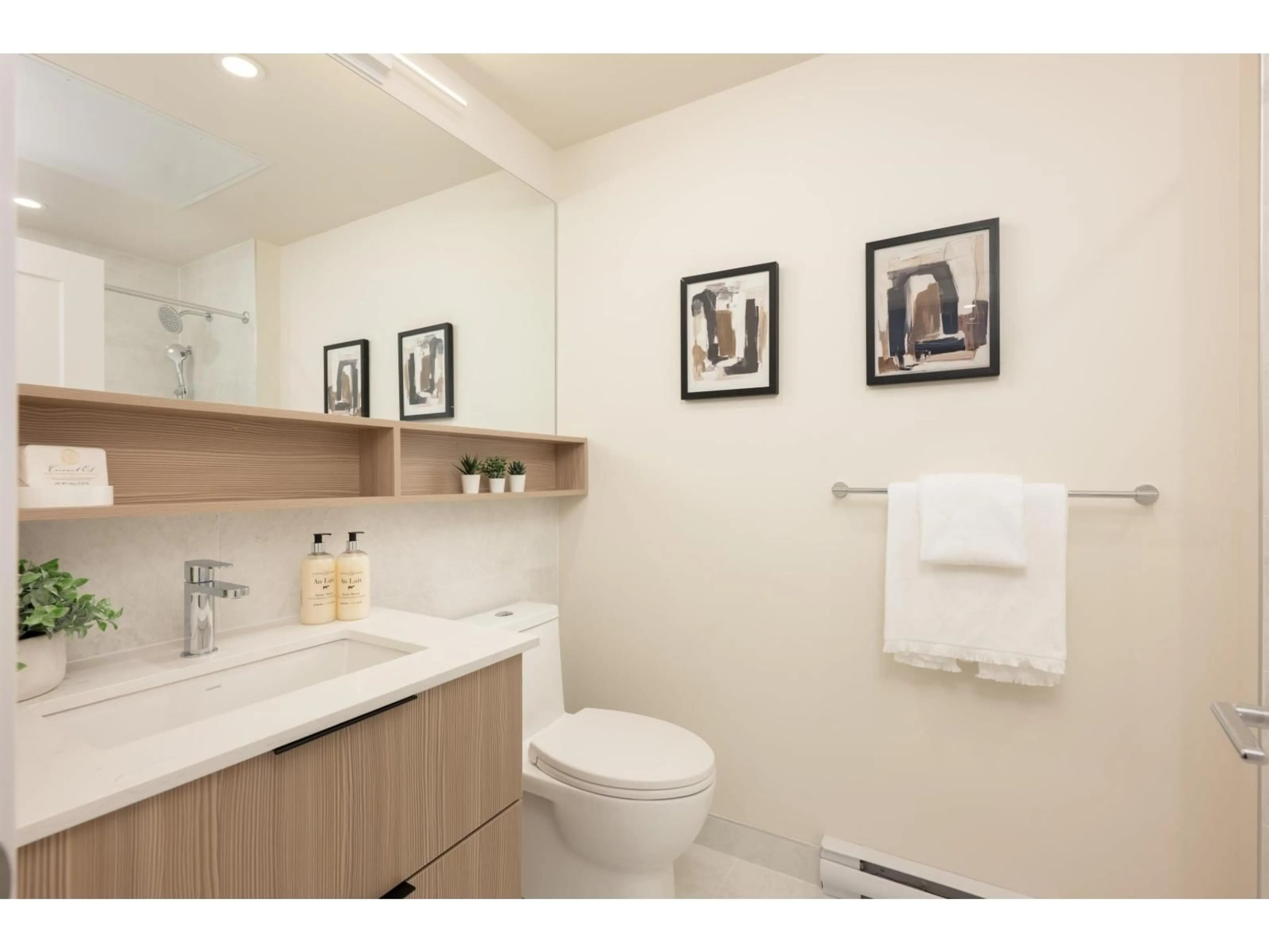 Standard bathroom, ceramic/tile floor for 301 - 5398 207 STREET, Surrey British Columbia V3A2G1