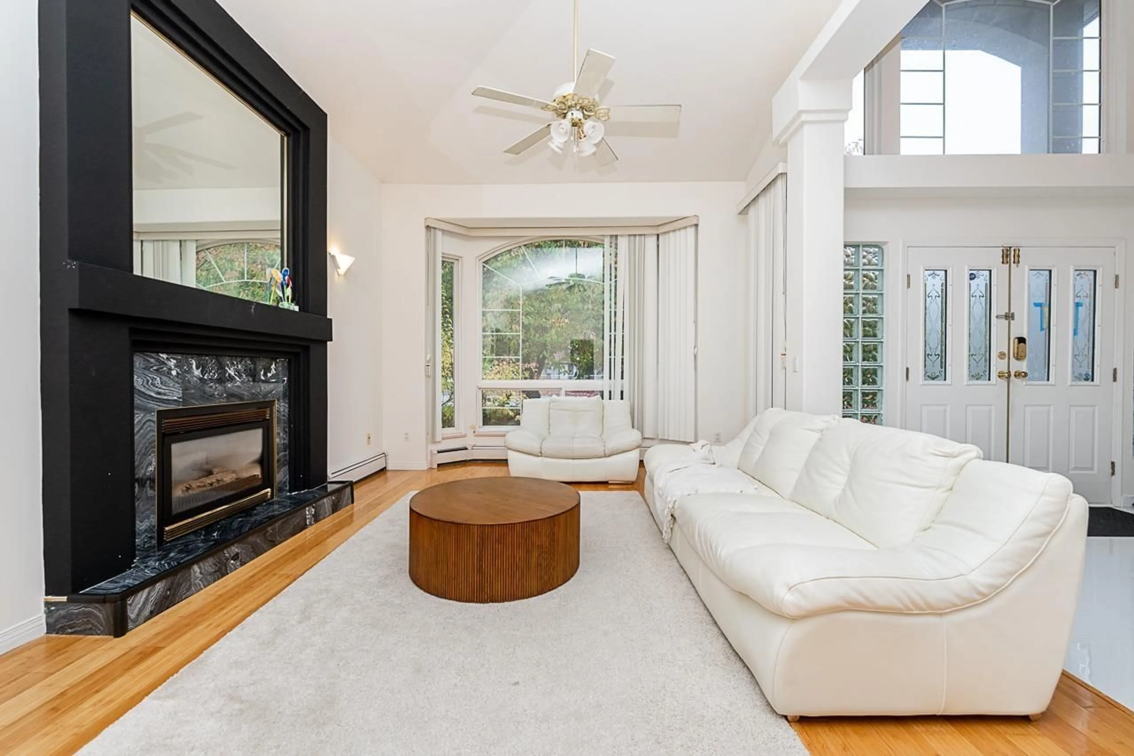 Living room with furniture, unknown for 10132 156TH STREET, Surrey British Columbia V3R4L5