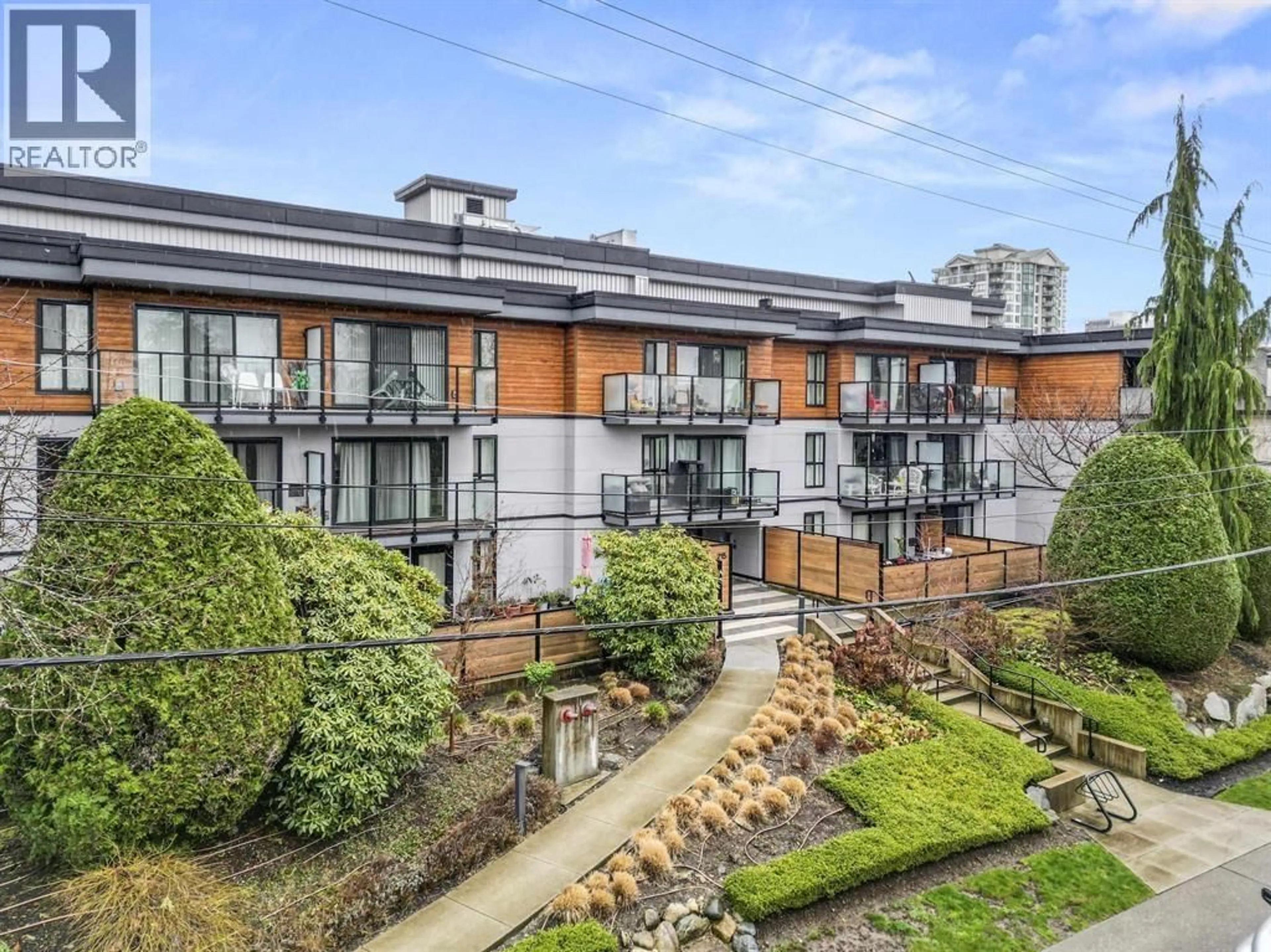 A pic from outside/outdoor area/front of a property/back of a property/a pic from drone, unknown for 205 - 215 MOWAT STREET, New Westminster British Columbia V3M4B1