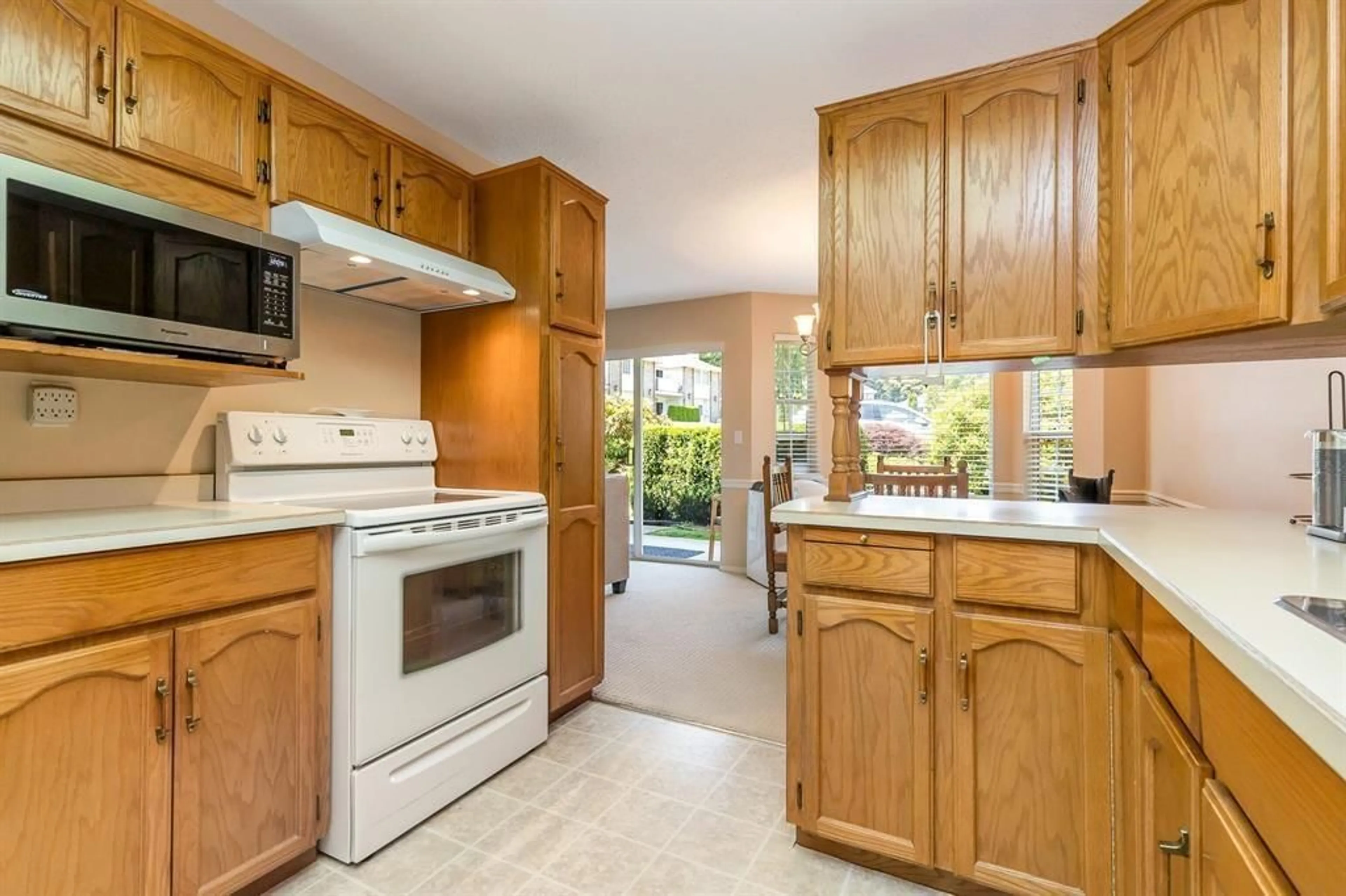 Standard kitchen, ceramic/tile floor for 13 - 33123 GEORGE FERGUSON WAY, Abbotsford British Columbia V2S2L6