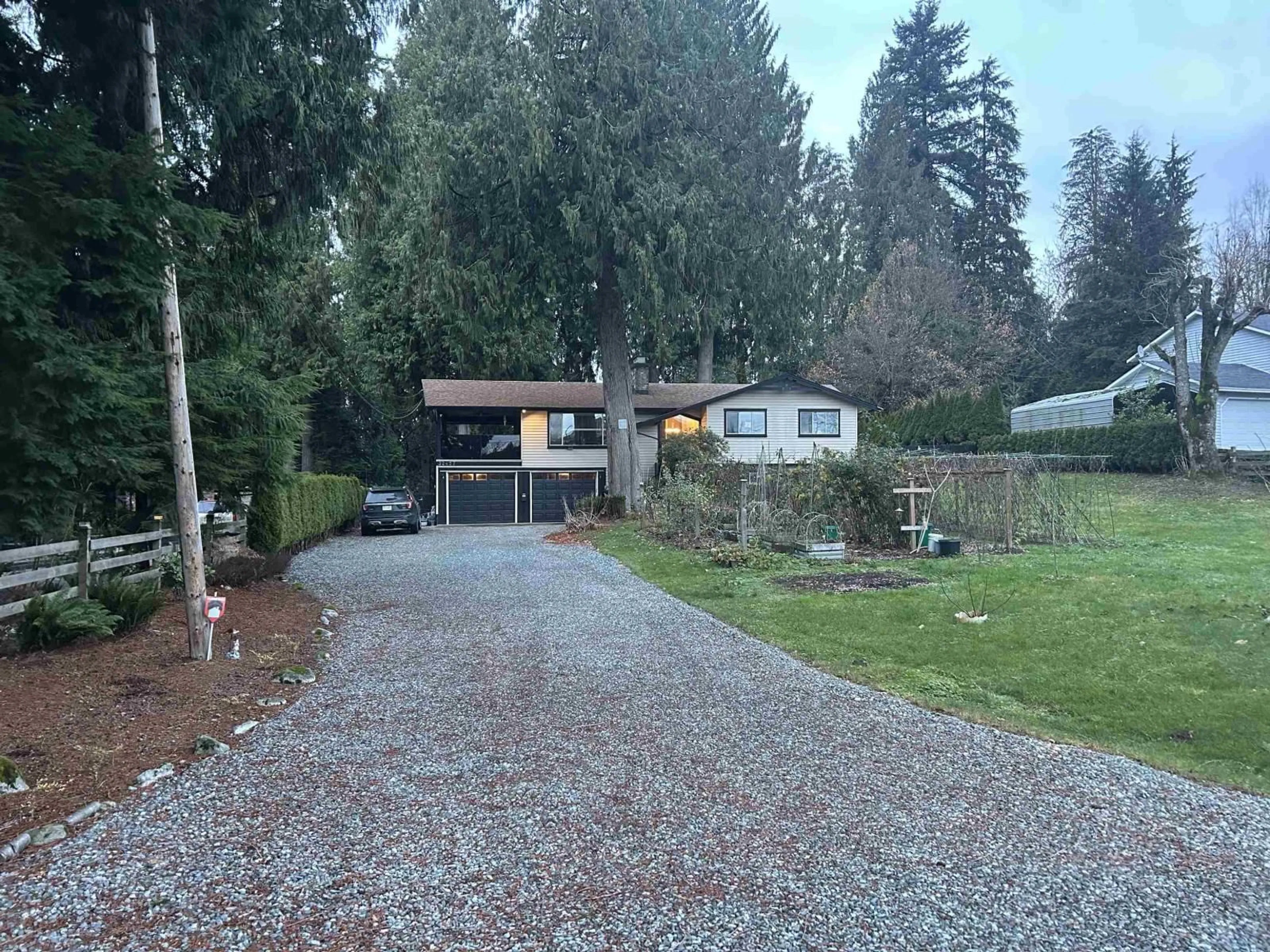 A pic from outside/outdoor area/front of a property/back of a property/a pic from drone, street for 32427 EGGLESTONE AVENUE, Mission British Columbia V4S1A2