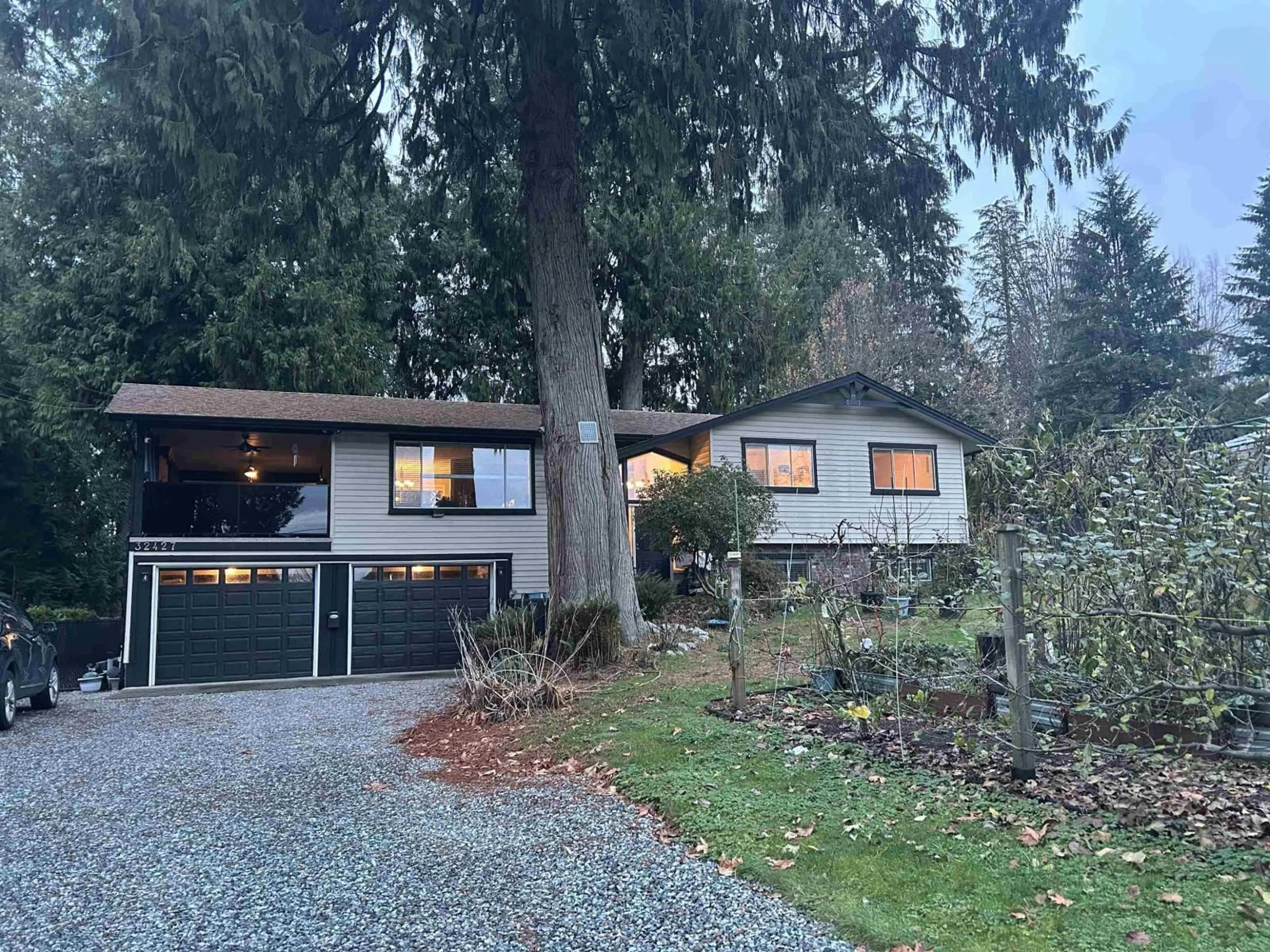 A pic from outside/outdoor area/front of a property/back of a property/a pic from drone, unknown for 32427 EGGLESTONE AVENUE, Mission British Columbia V4S1A2