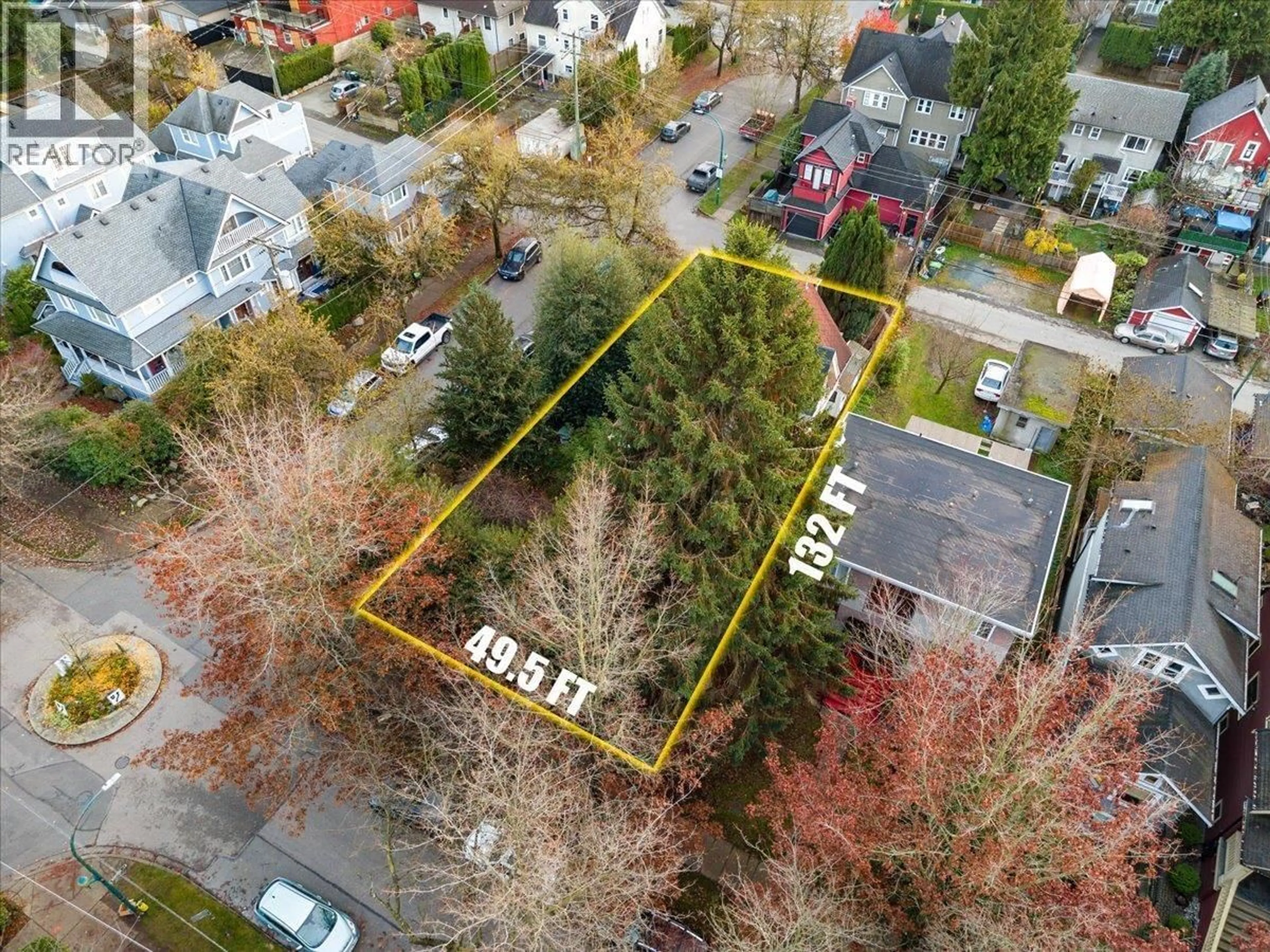 A pic from outside/outdoor area/front of a property/back of a property/a pic from drone, street for 104 11TH AVENUE, Vancouver British Columbia V5Y1S7