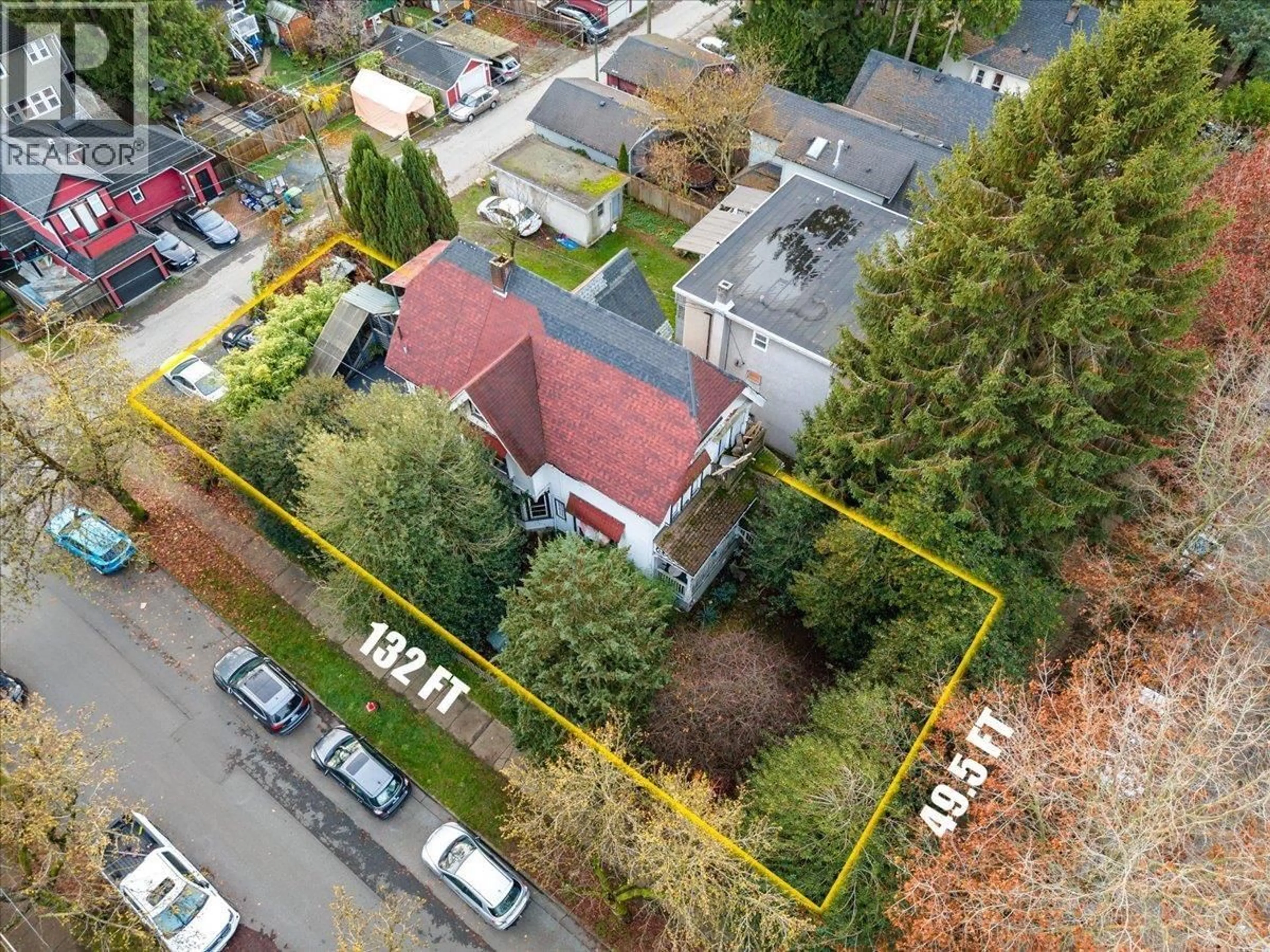 A pic from outside/outdoor area/front of a property/back of a property/a pic from drone, street for 104 11TH AVENUE, Vancouver British Columbia V5Y1S7