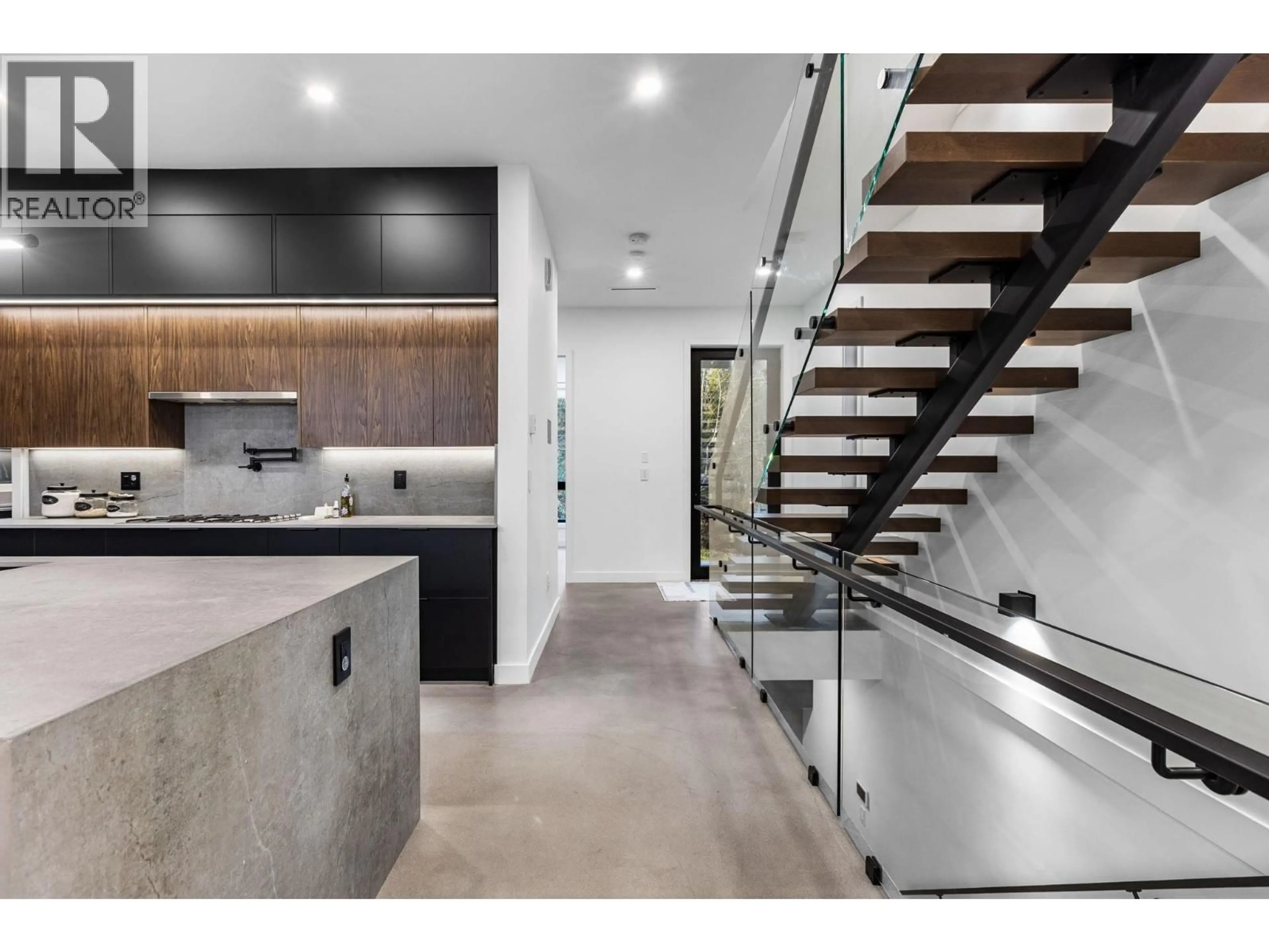 Contemporary kitchen, unknown for 990 SEAFORTH WAY, Port Moody British Columbia V3H1P3