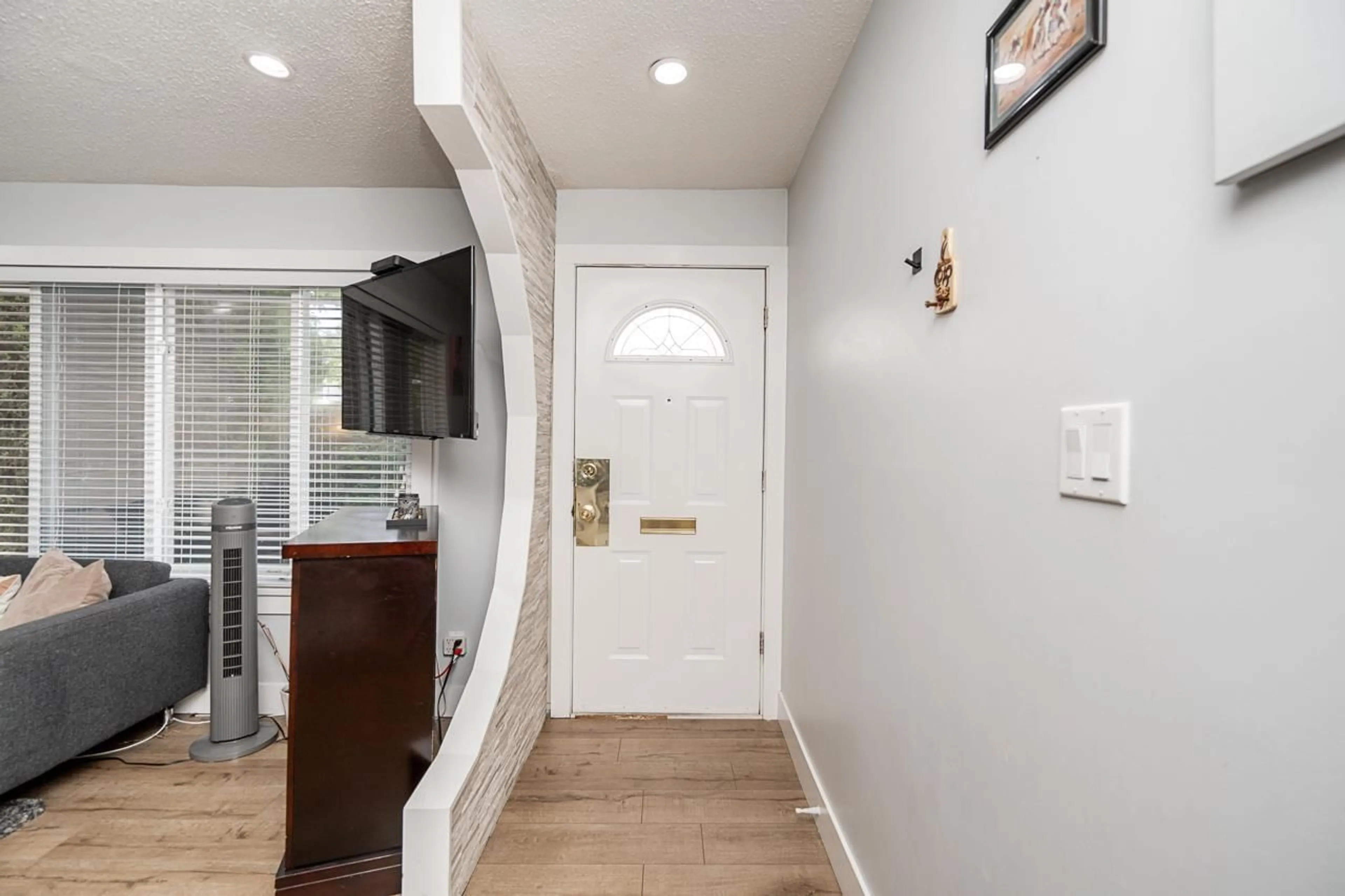 Indoor entryway for 612 - 11901 89A AVENUE, Delta British Columbia V4C3G8