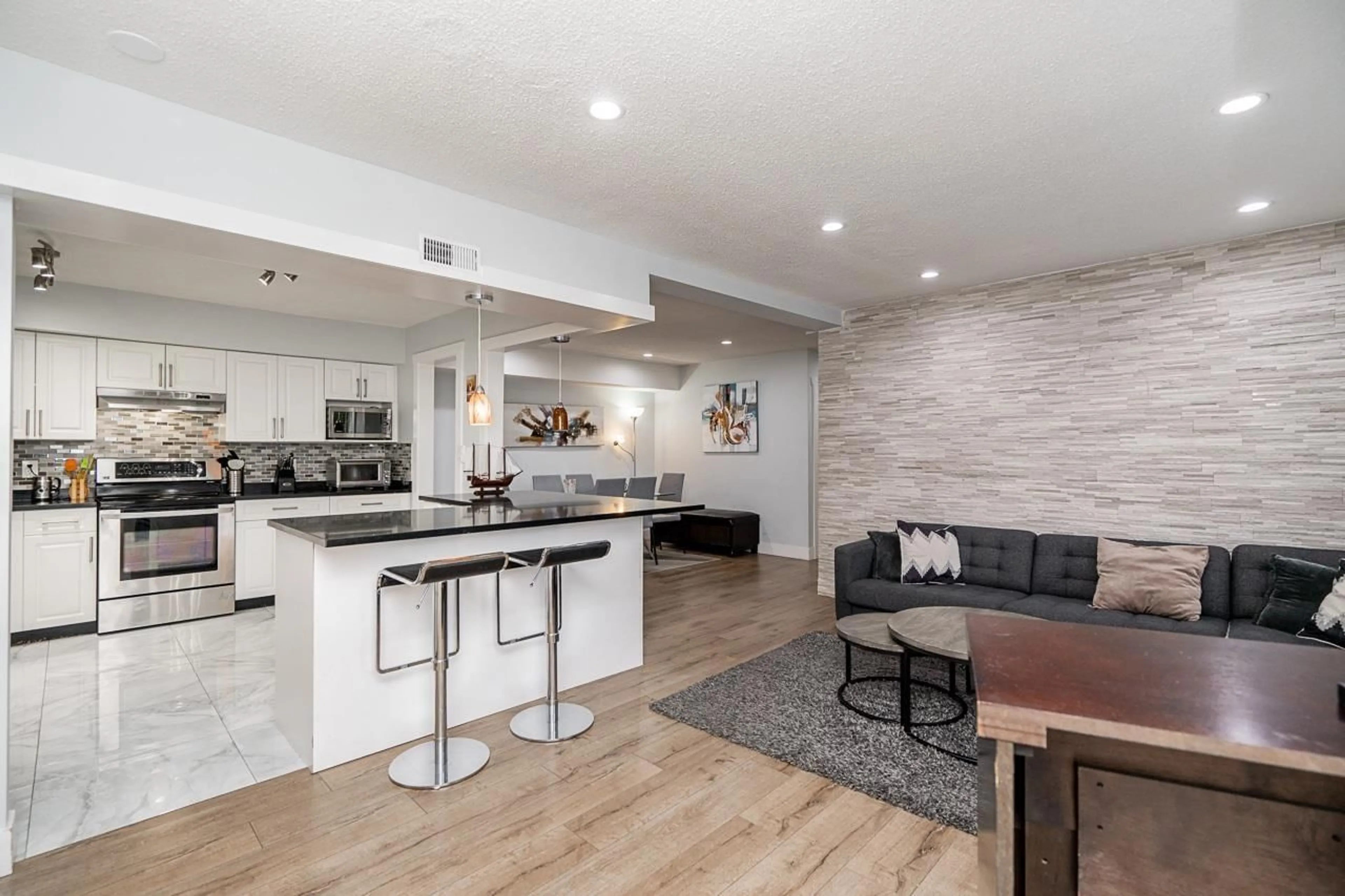Open concept kitchen, unknown for 612 - 11901 89A AVENUE, Delta British Columbia V4C3G8