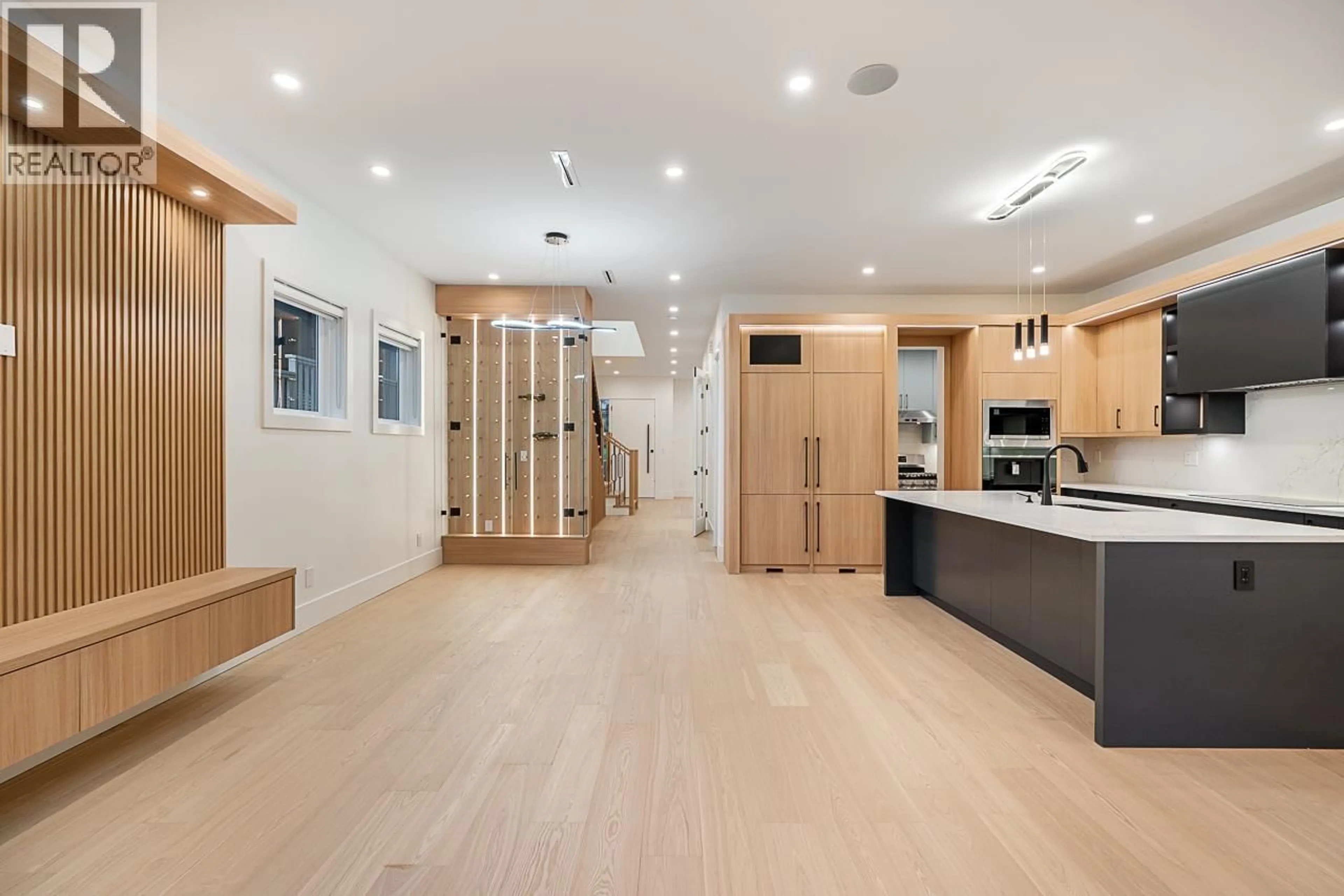 Indoor foyer for 2208 ST GEORGE STREET, Port Moody British Columbia V3H2G2