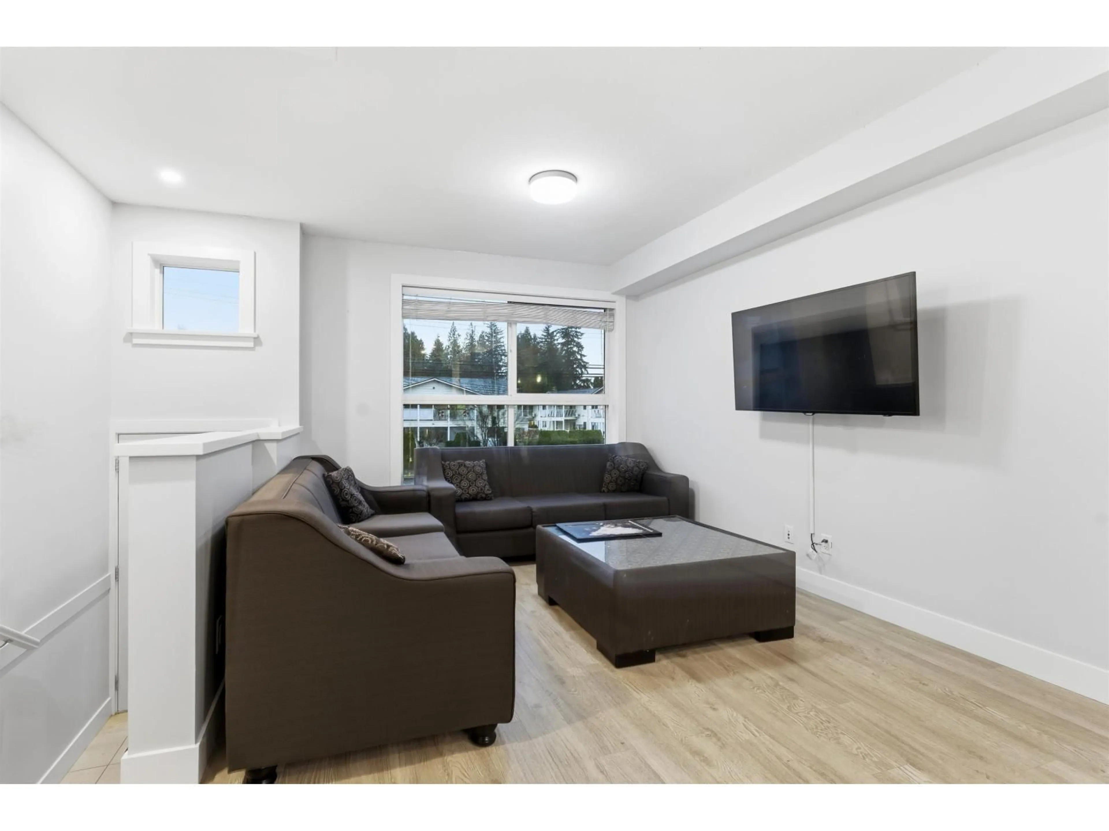 Living room with furniture, wood/laminate floor for 6 - 2505 WARE STREET, Abbotsford British Columbia V2S3E2