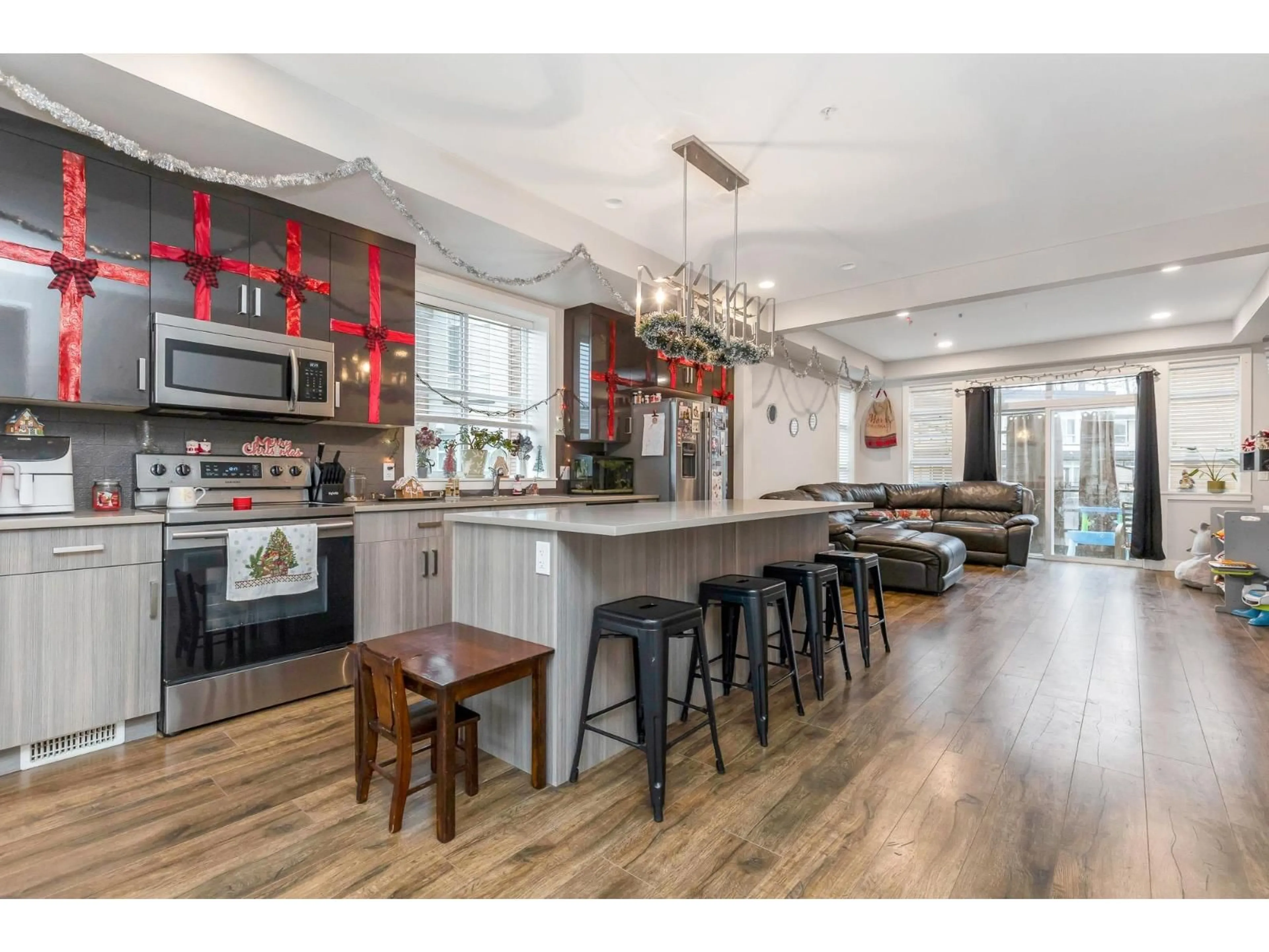 Open concept kitchen, wood/laminate floor for 125 - 8413 MIDTOWN WAY, Chilliwack British Columbia V2P0G7