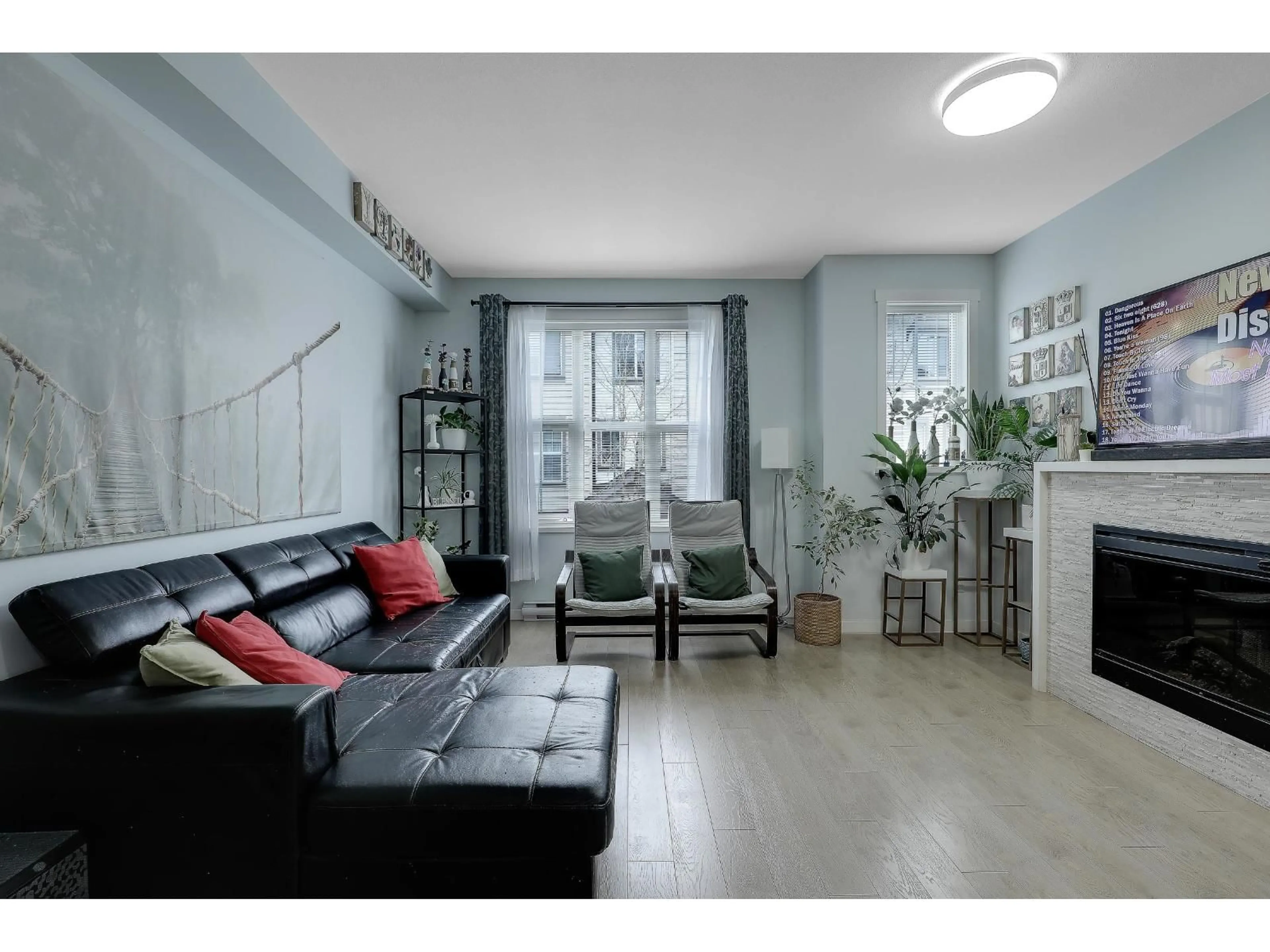 Living room with furniture, wood/laminate floor for 68 - 14838 61 AVENUE, Surrey British Columbia V3S2P3