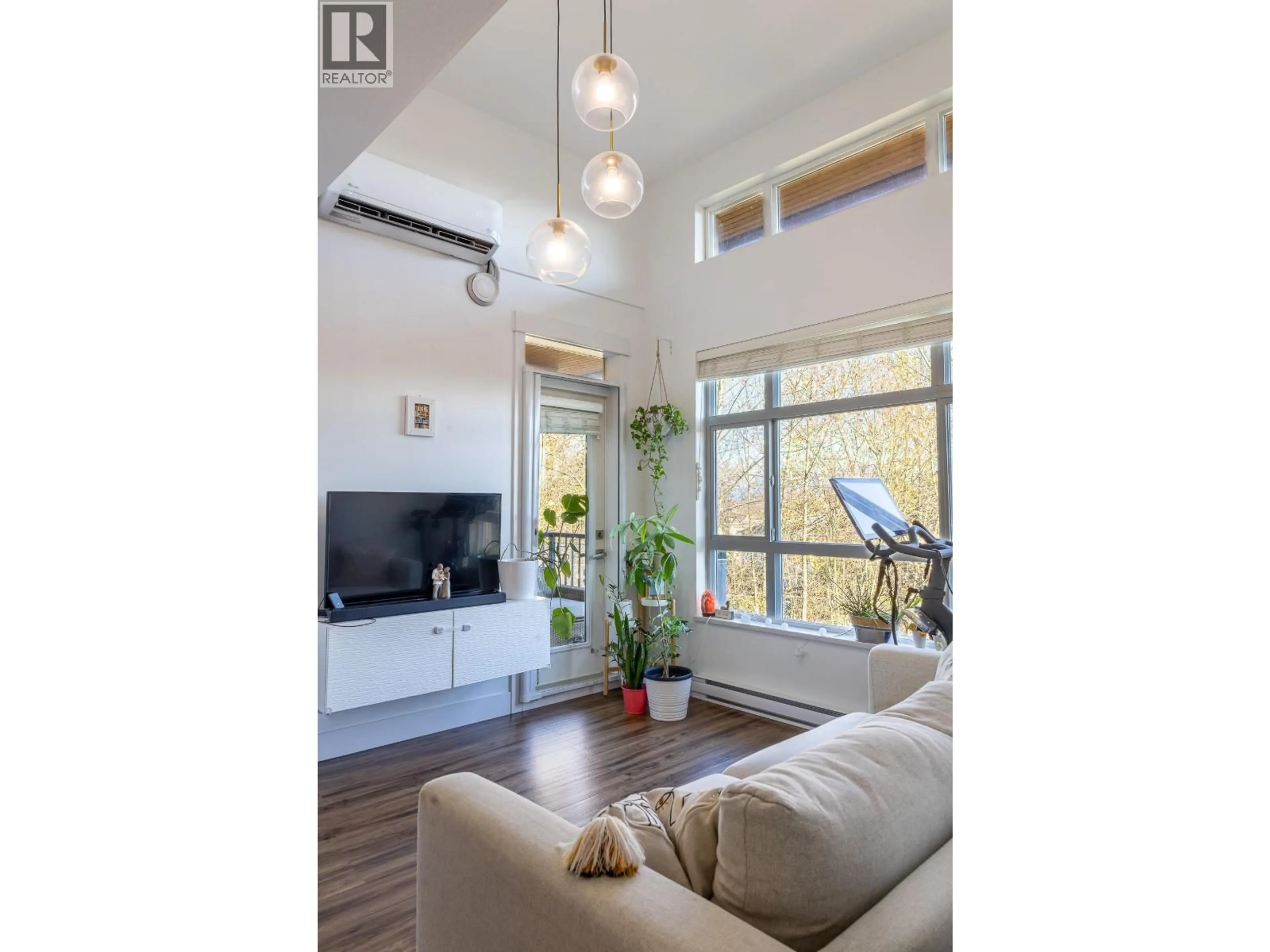 Living room with furniture, wood/laminate floor for 611 - 2465 WILSON AVENUE, Port Coquitlam British Columbia V3C0E6