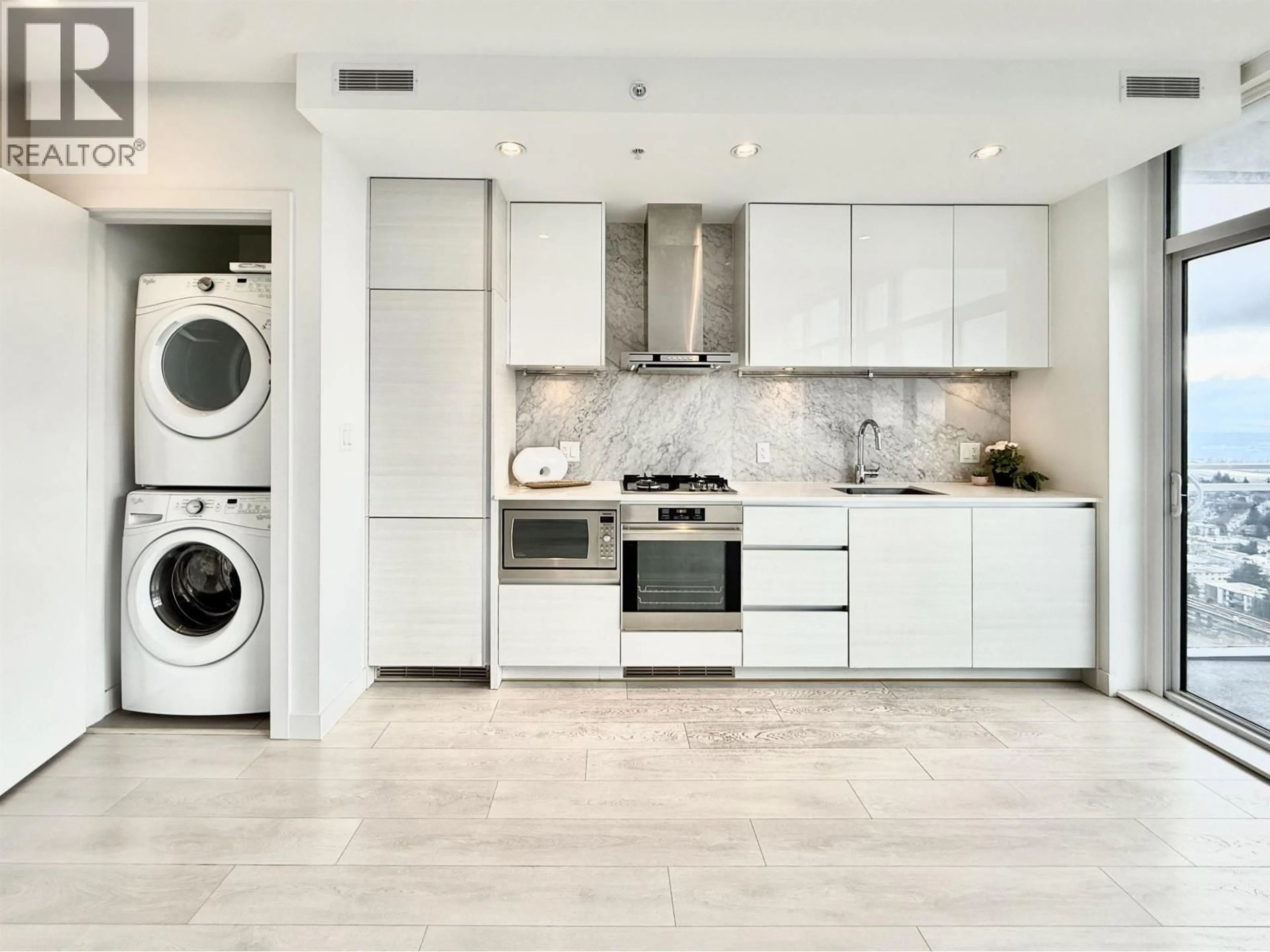 Contemporary kitchen, ceramic/tile floor for 3603 - 4670 ASSEMBLY WAY, Burnaby British Columbia V5H0H3