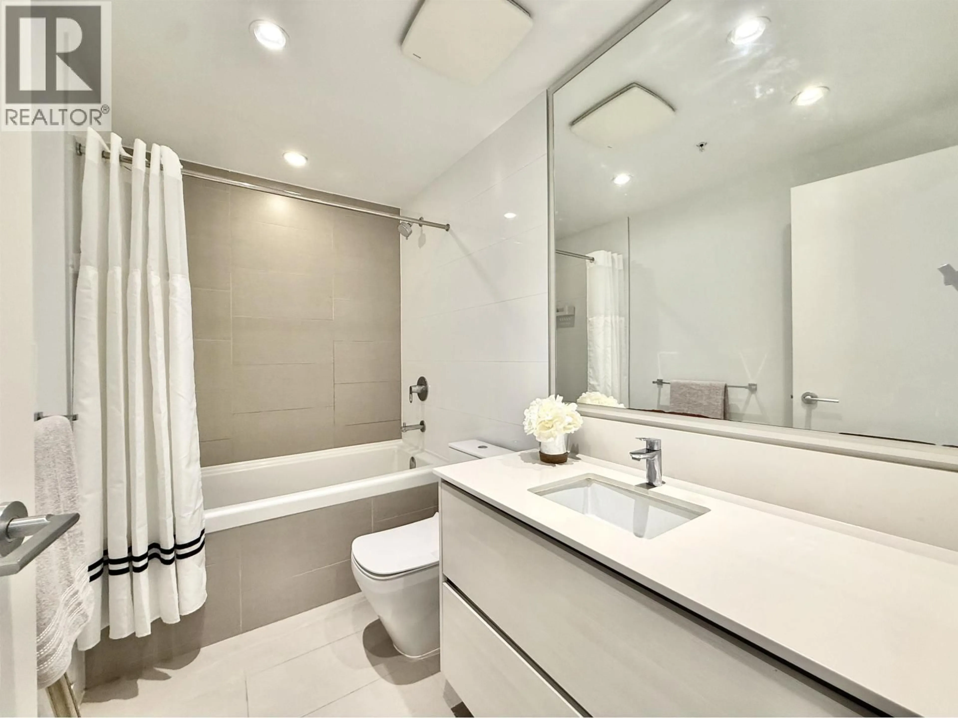 Contemporary bathroom, ceramic/tile floor for 3603 - 4670 ASSEMBLY WAY, Burnaby British Columbia V5H0H3