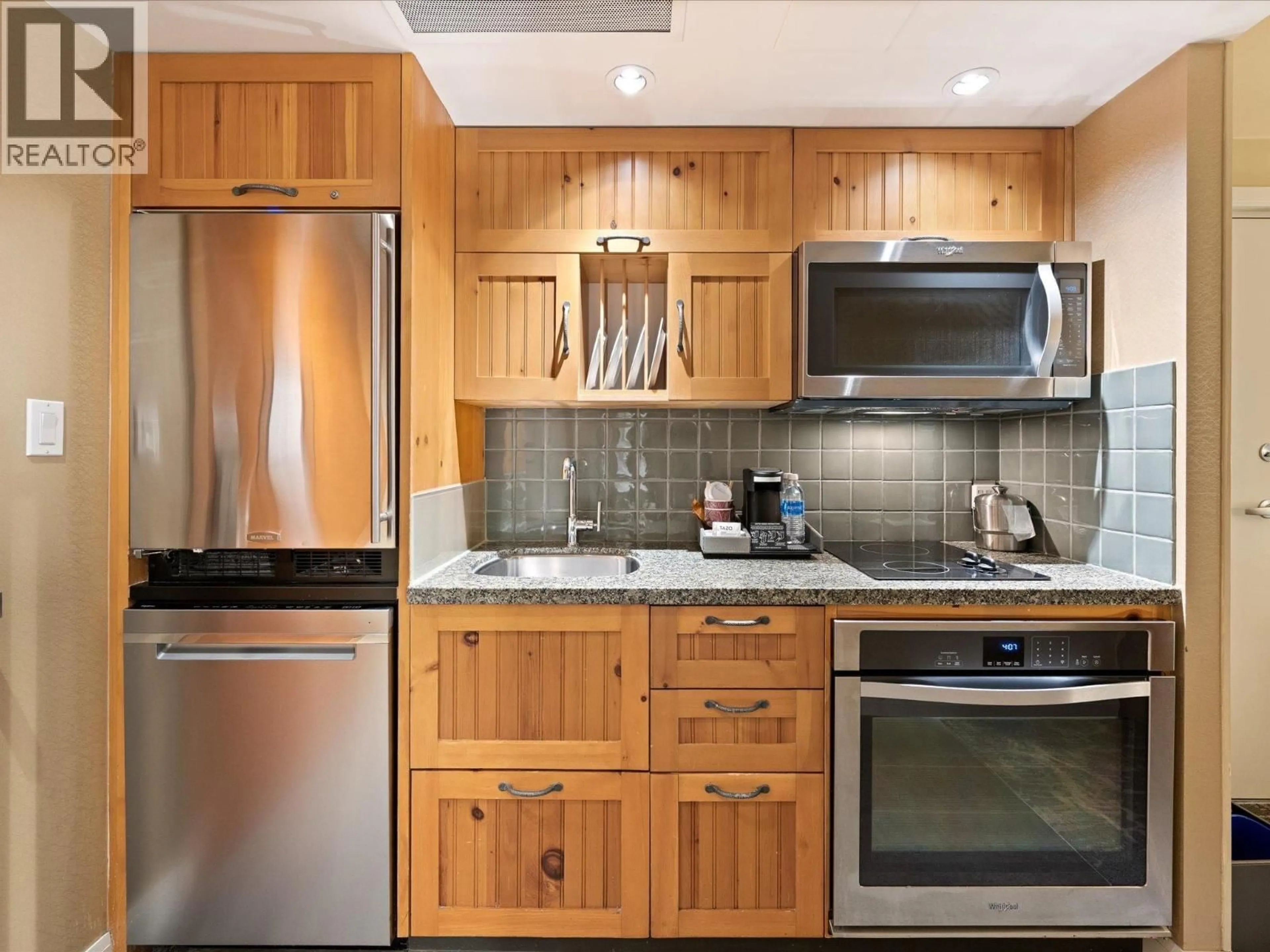 Standard kitchen, wood/laminate floor for 516 - 4090 WHISTLER WAY, Whistler British Columbia V8E1J3