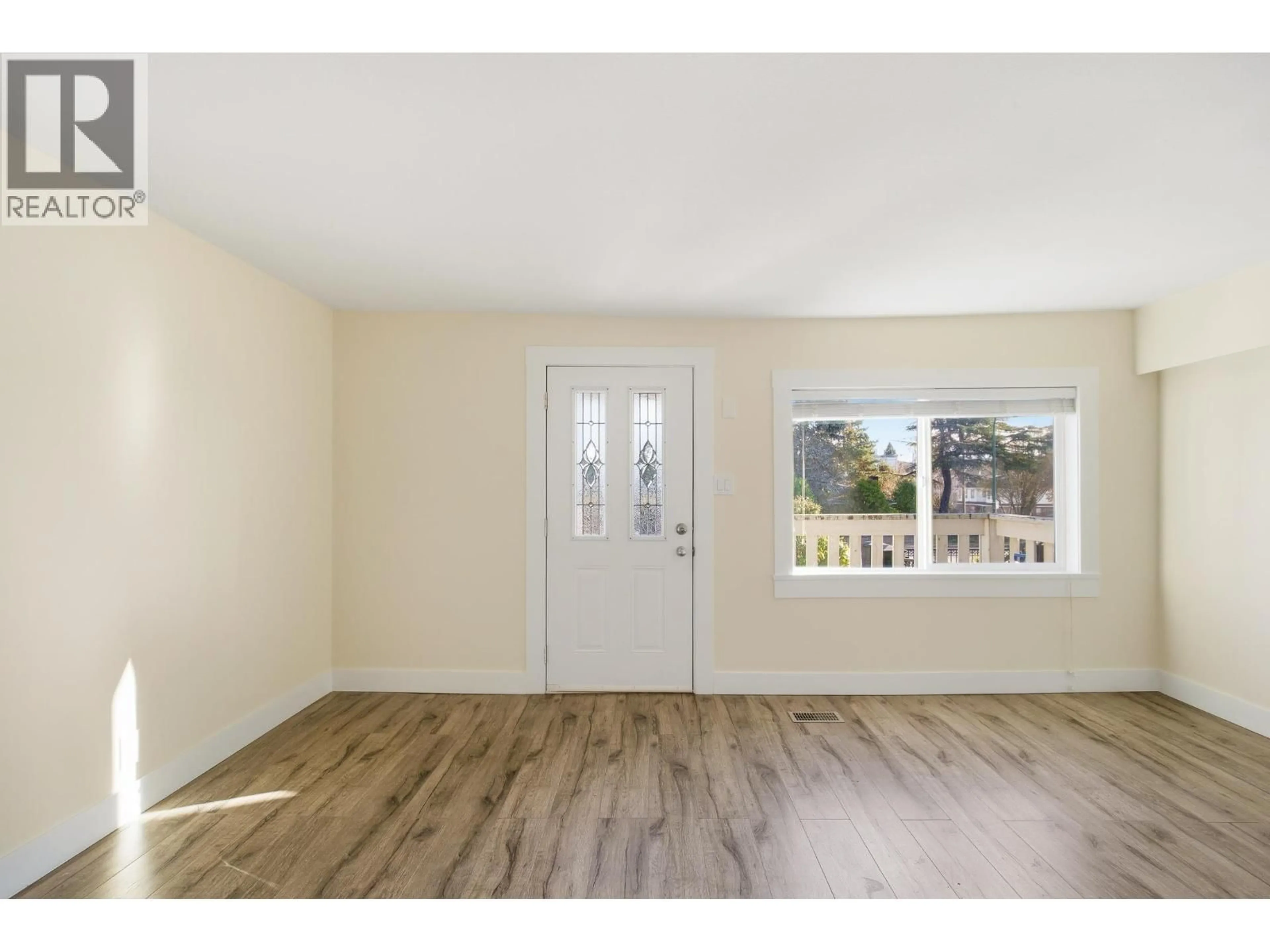 Indoor entryway for 4533 KNIGHT STREET, Vancouver British Columbia V5N3M8