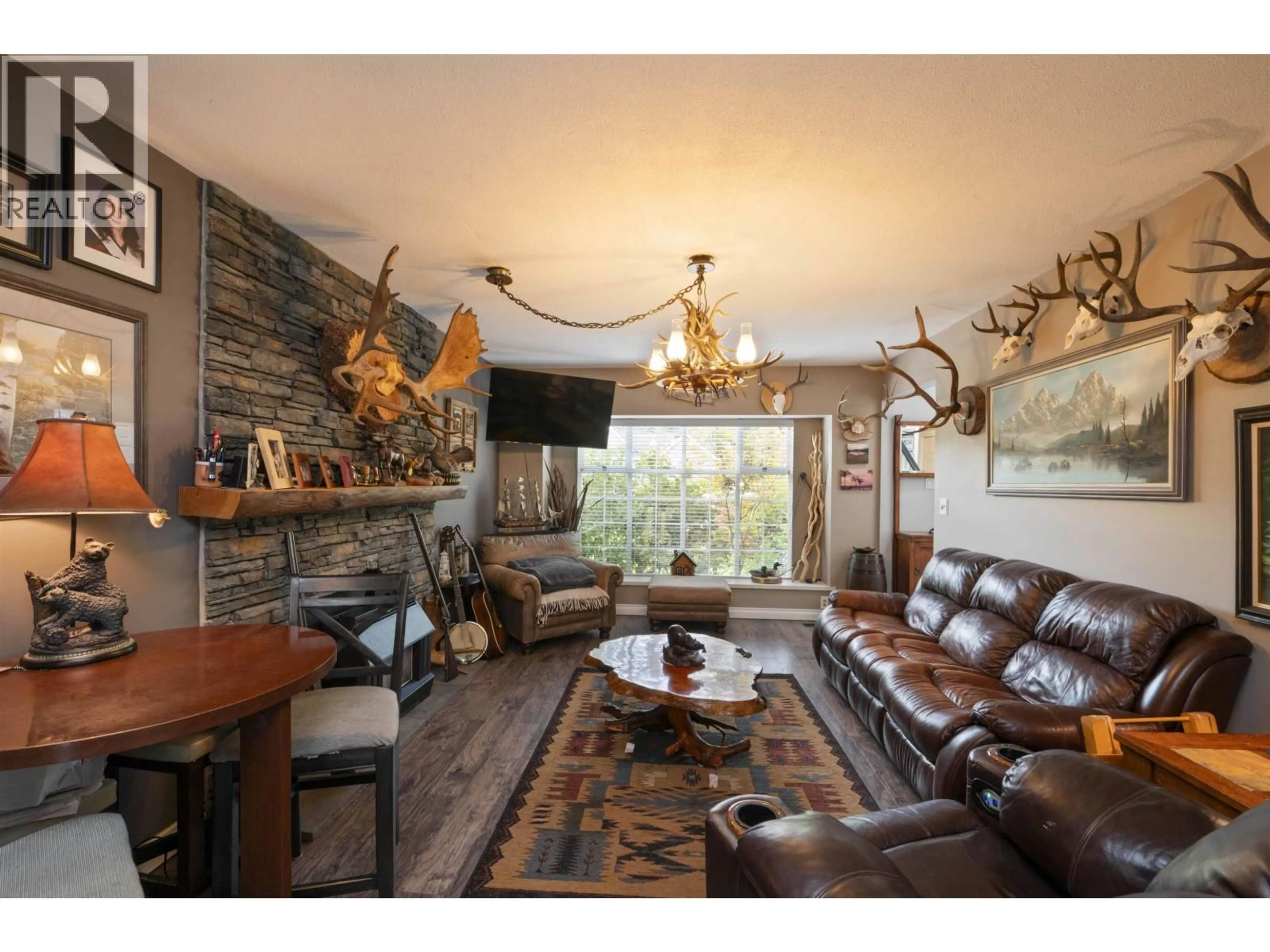 Living room with furniture, wood/laminate floor for 21469 126 AVENUE, Maple Ridge British Columbia V4R2H4